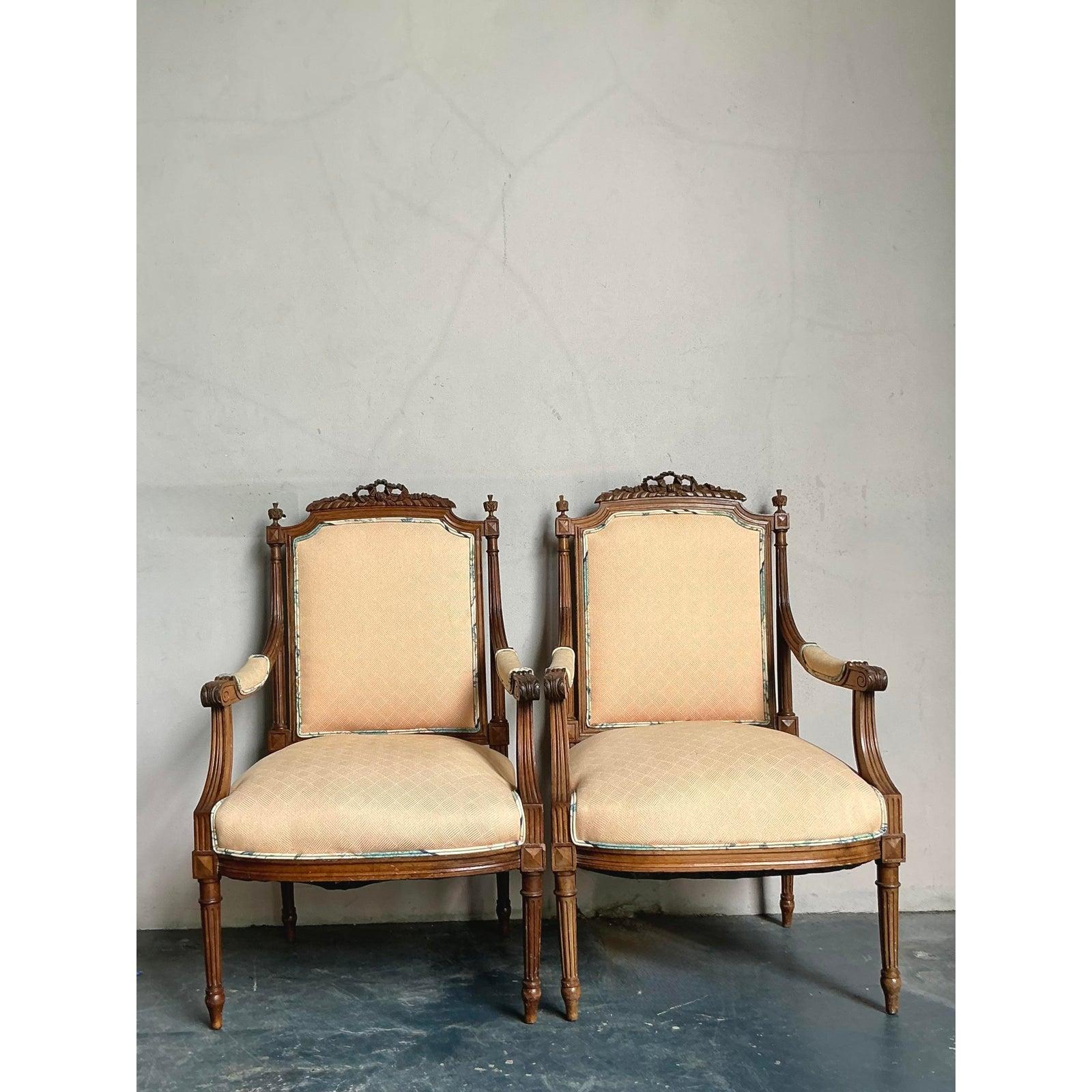 XX secolo Sedie Fauteuil vintage della Reggenza intagliate a mano - Una coppia in vendita