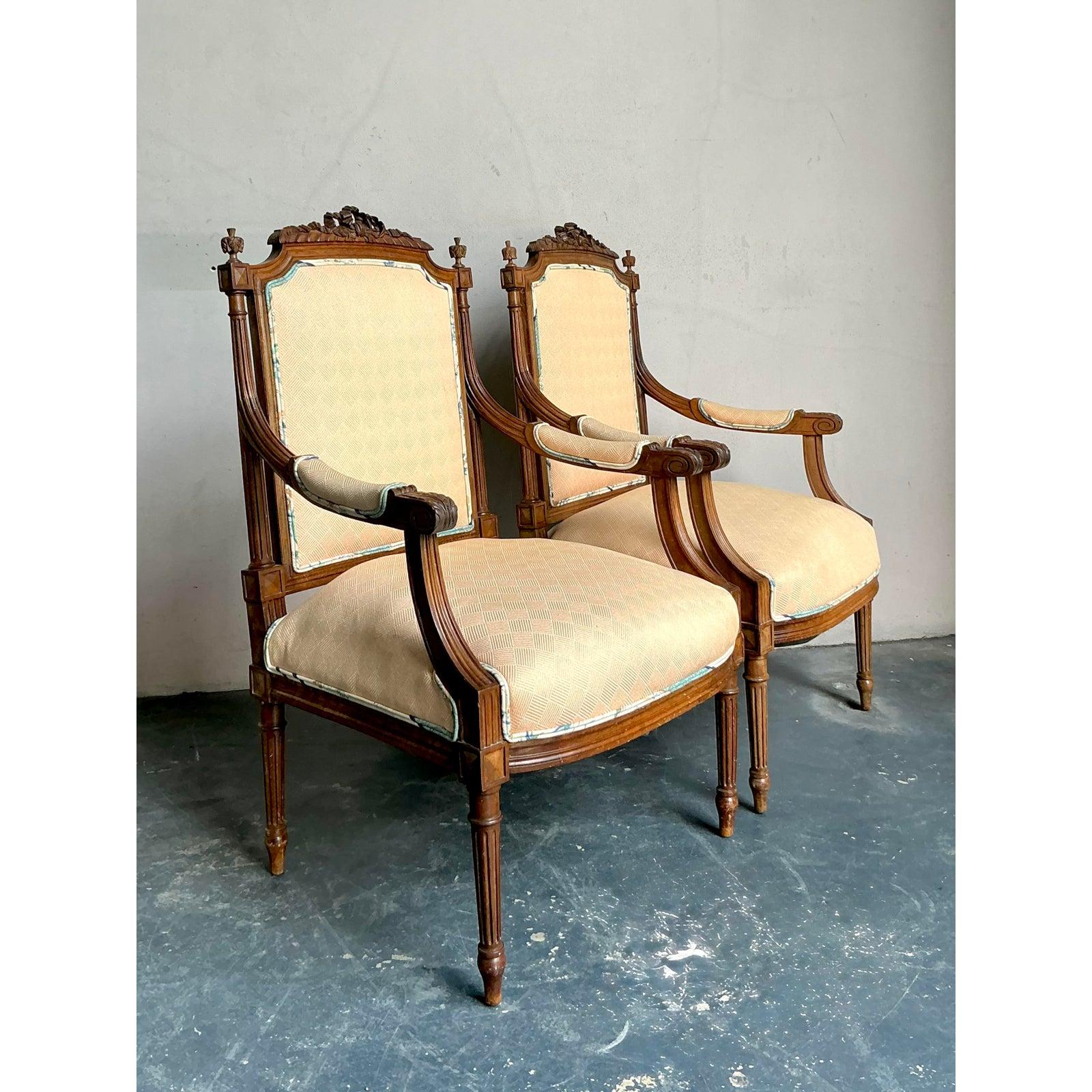 Tessuto Sedie Fauteuil vintage della Reggenza intagliate a mano - Una coppia in vendita