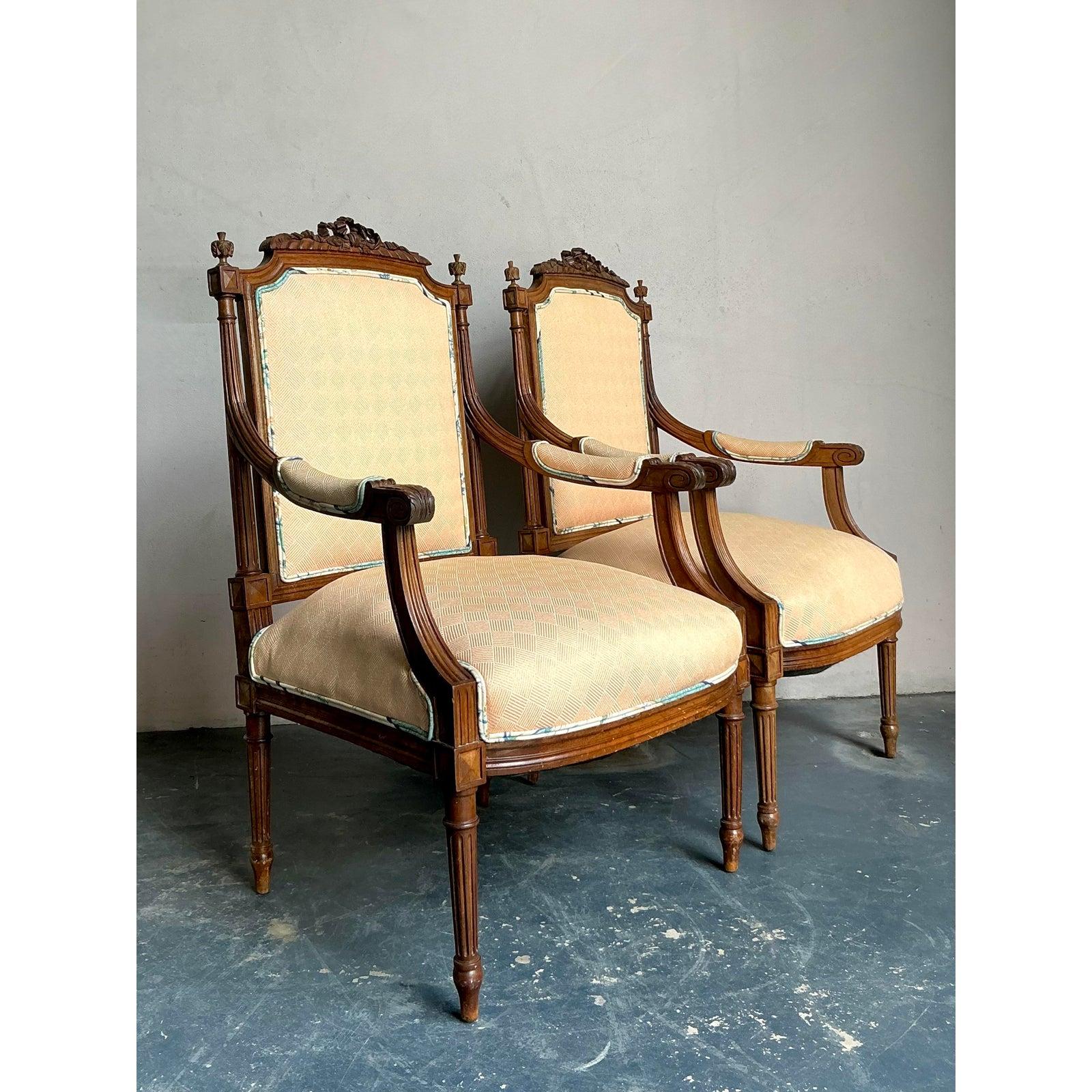 Sedie Fauteuil vintage della Reggenza intagliate a mano - Una coppia in vendita 1