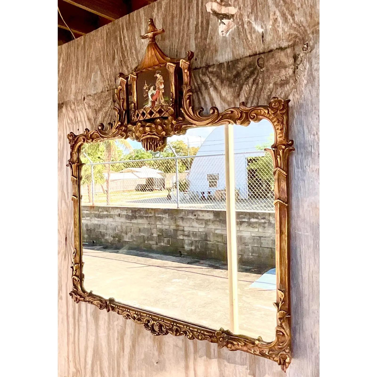 Vieux miroir pagode de style Régence sculpté et doré à la main Bon état - En vente à west palm beach, FL