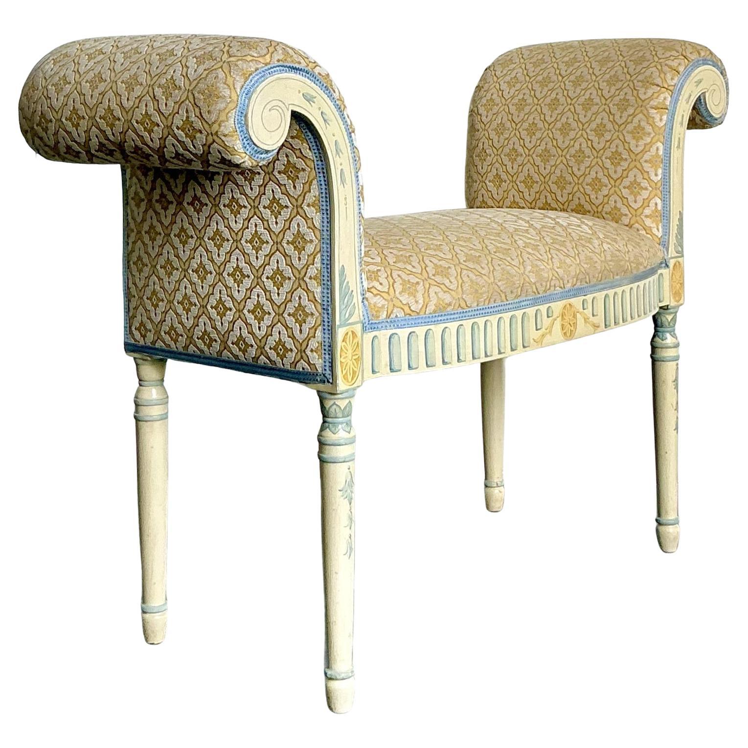 Panchina vintage Regency dipinta a mano con arco in vendita