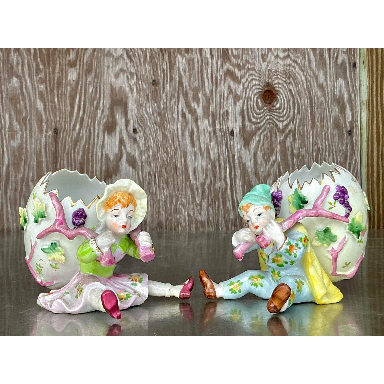 Porcelaine Figurines d'œufs vintage de style Régence peintes à la main - Lot de 2 en vente