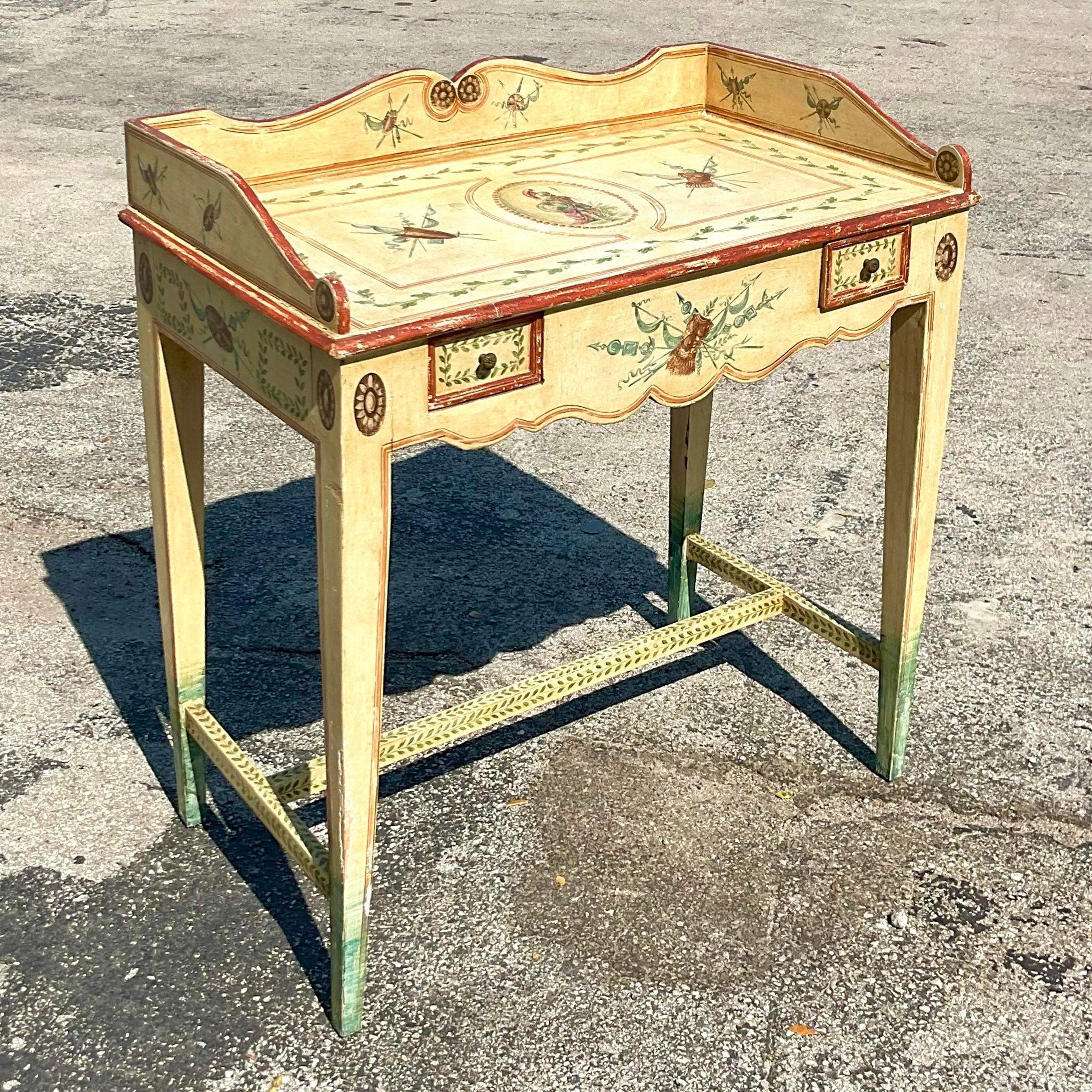 Ein fantastischer Regency-Schreibtisch im Vintage-Stil. Schöne handgemalte Details mit Szenen von Gladiatoren. Sie wird seit drei Generationen in einer Familie weitergegeben. Ein echtes Sammlerstück. Erworben aus einem Nachlass in Palm Beach.