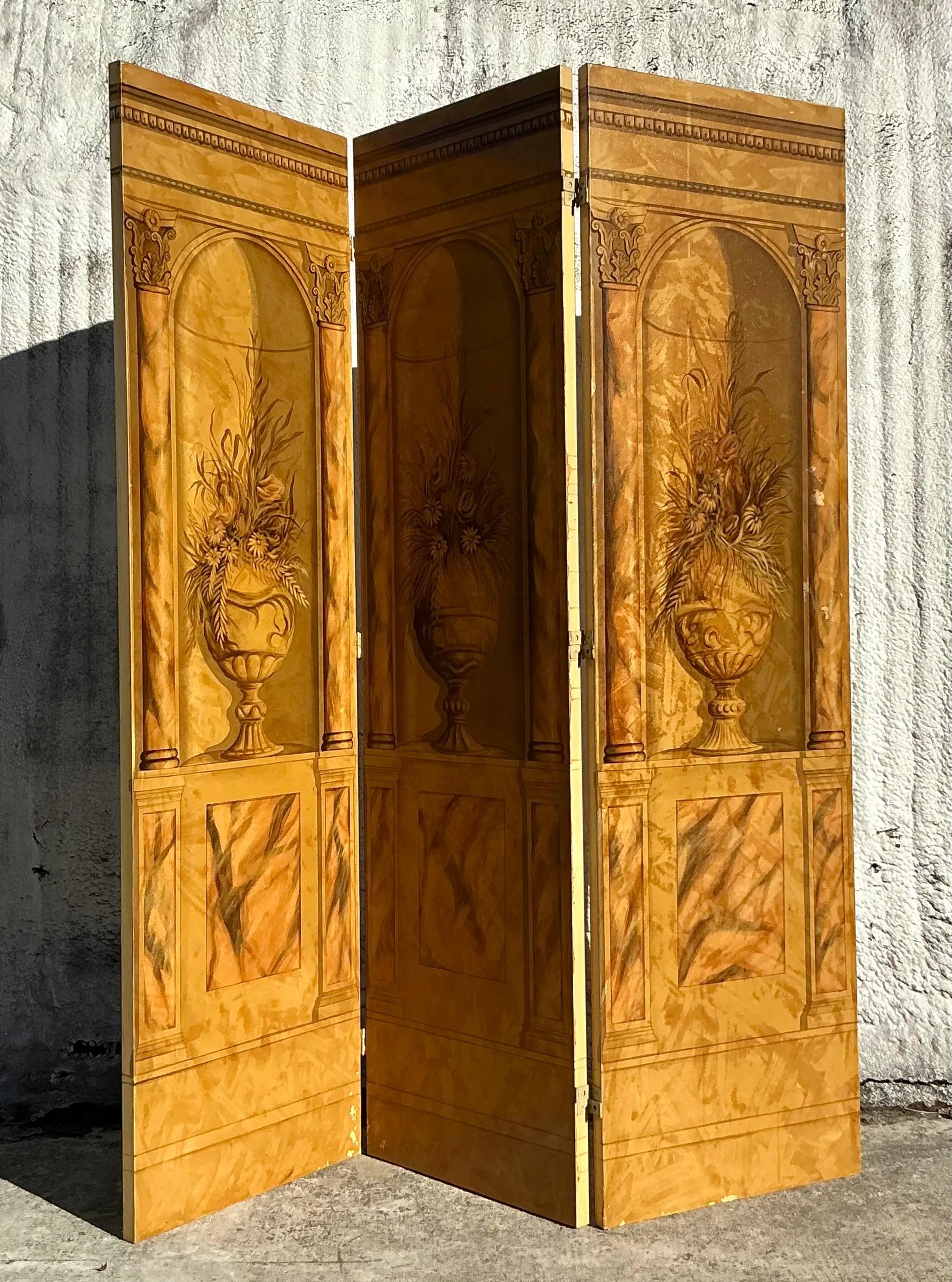 Ajoutez une touche d'élégance intemporelle avec ce paravent vintage Regency peint à la main. Doté d'une œuvre d'art exquise et détaillée et d'un design raffiné, il est parfait pour diviser les espaces, rehausser le décor ou simplement servir de