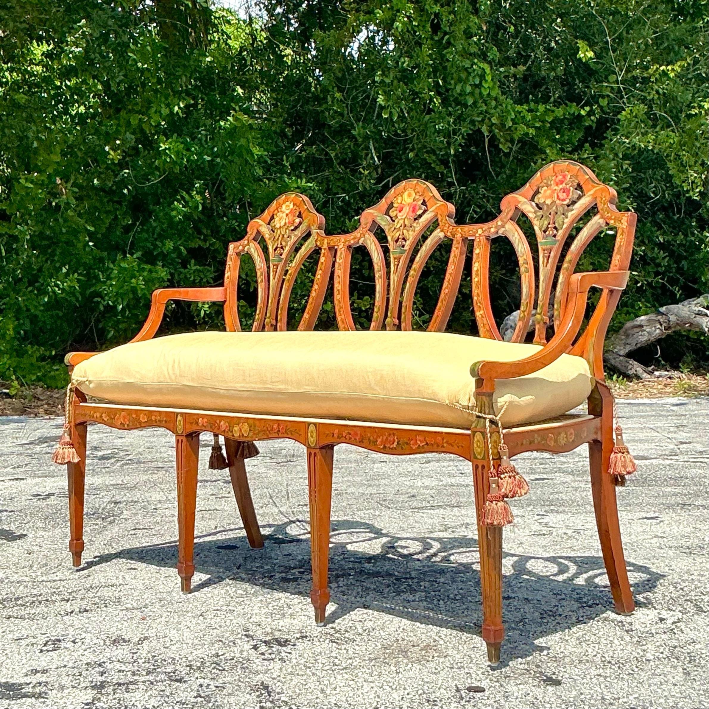 Ce banc vintage Regency Sheraton en bois satiné est un chef-d'œuvre peint à la main qui respire l'élégance et la sophistication. Les détails complexes et le design gracieux en font une pièce remarquable, tandis que les sièges en rotin offrent à la