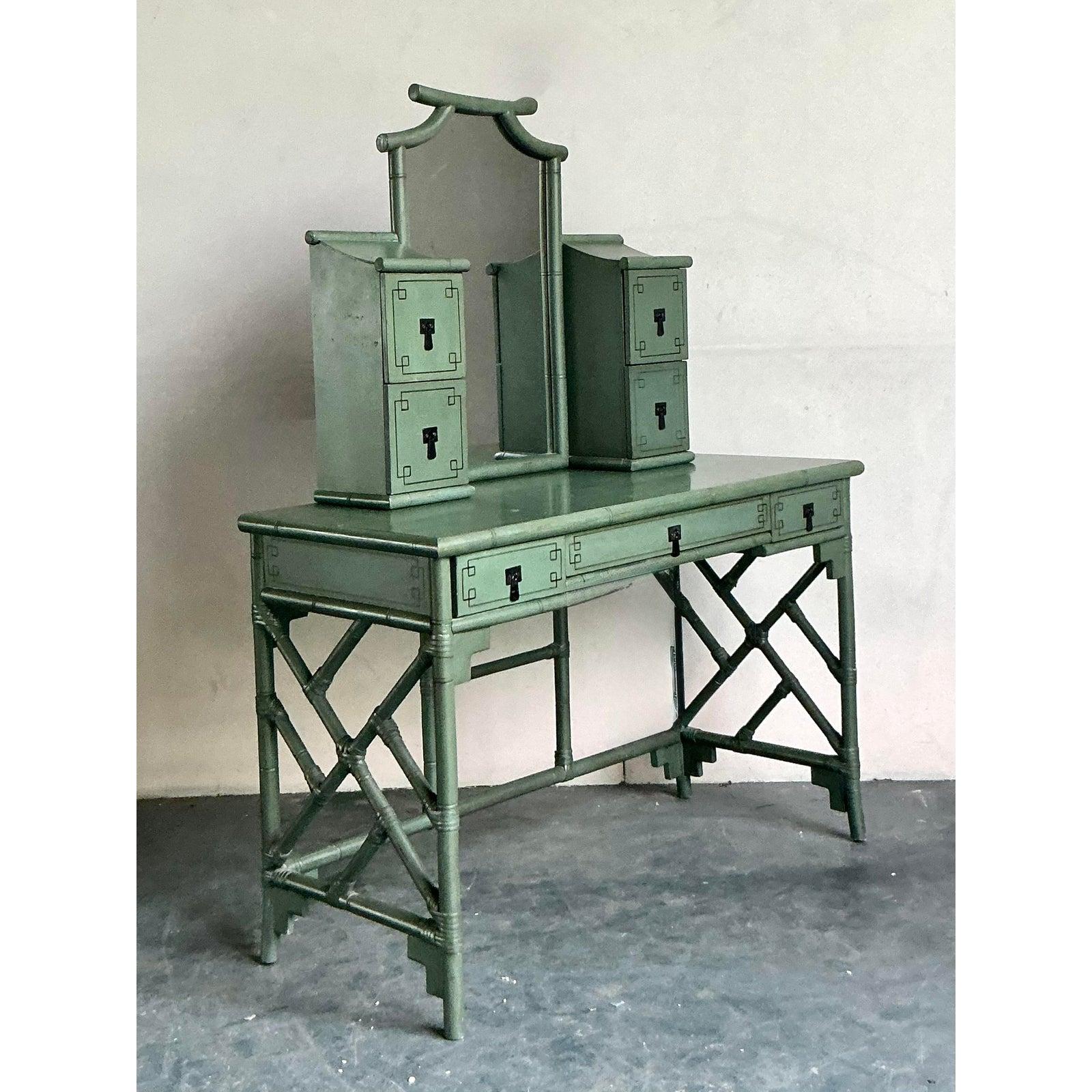 Lassen Sie sich von der zeitlosen Anziehungskraft der Chinoiserie verzaubern - mit diesem exquisiten Hollywood-Regency-Waschtisch im Vintage-Stil. Dieses meisterhaft gefertigte Möbelstück mit einem Rahmen aus Bambusimitat ist ein Beweis für
