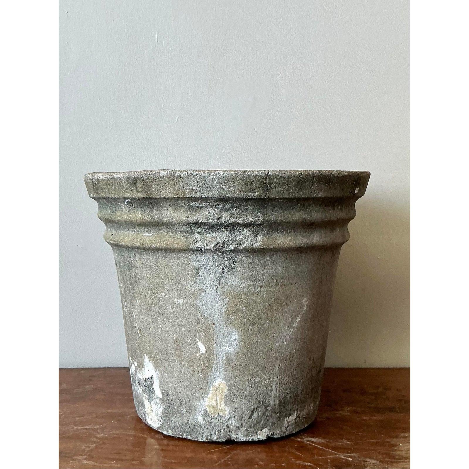 Américain Vintage Regency Jardinière en ciment fortement patiné en vente