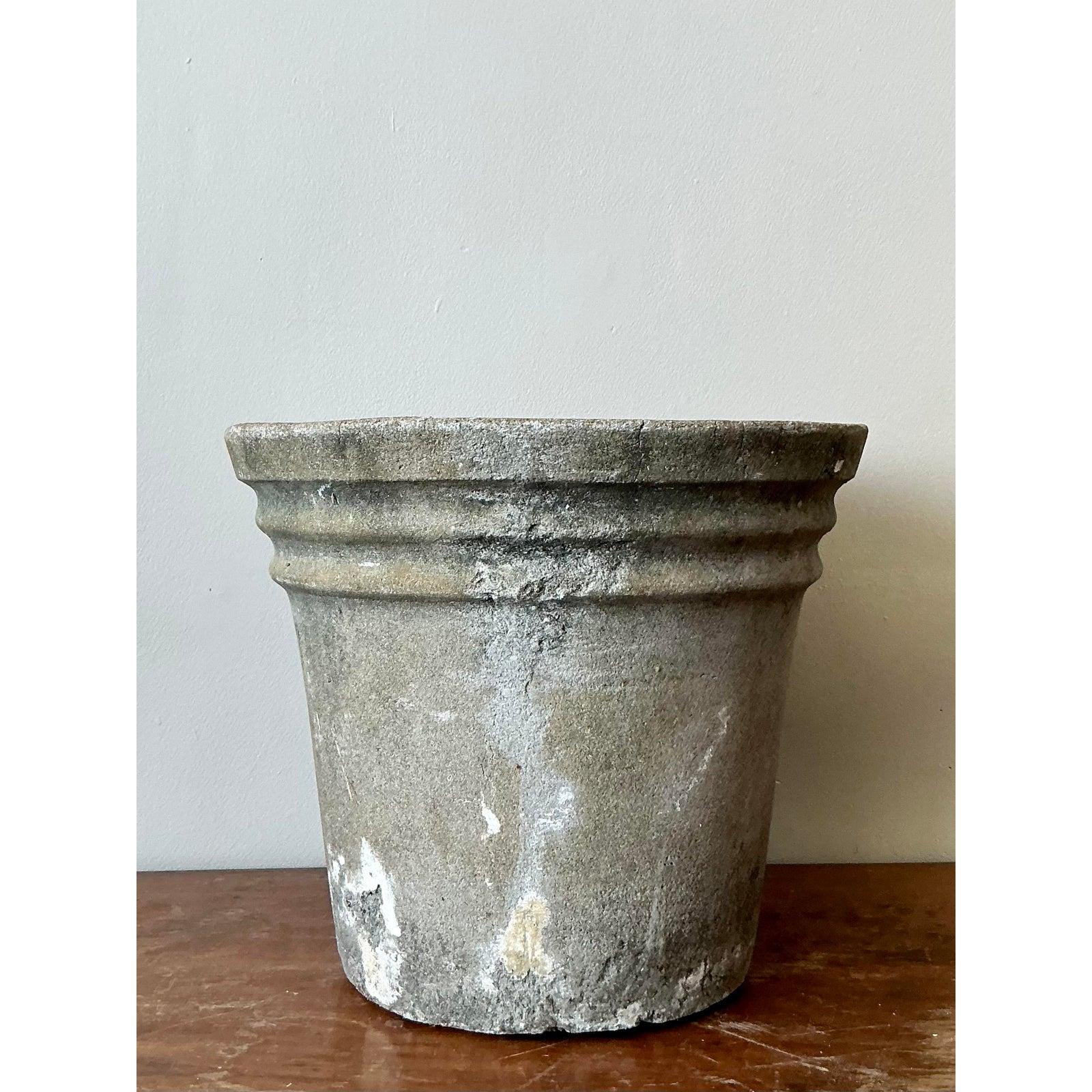 Vintage Regency Jardinière en ciment fortement patiné Bon état - En vente à West Palm Beach, FL