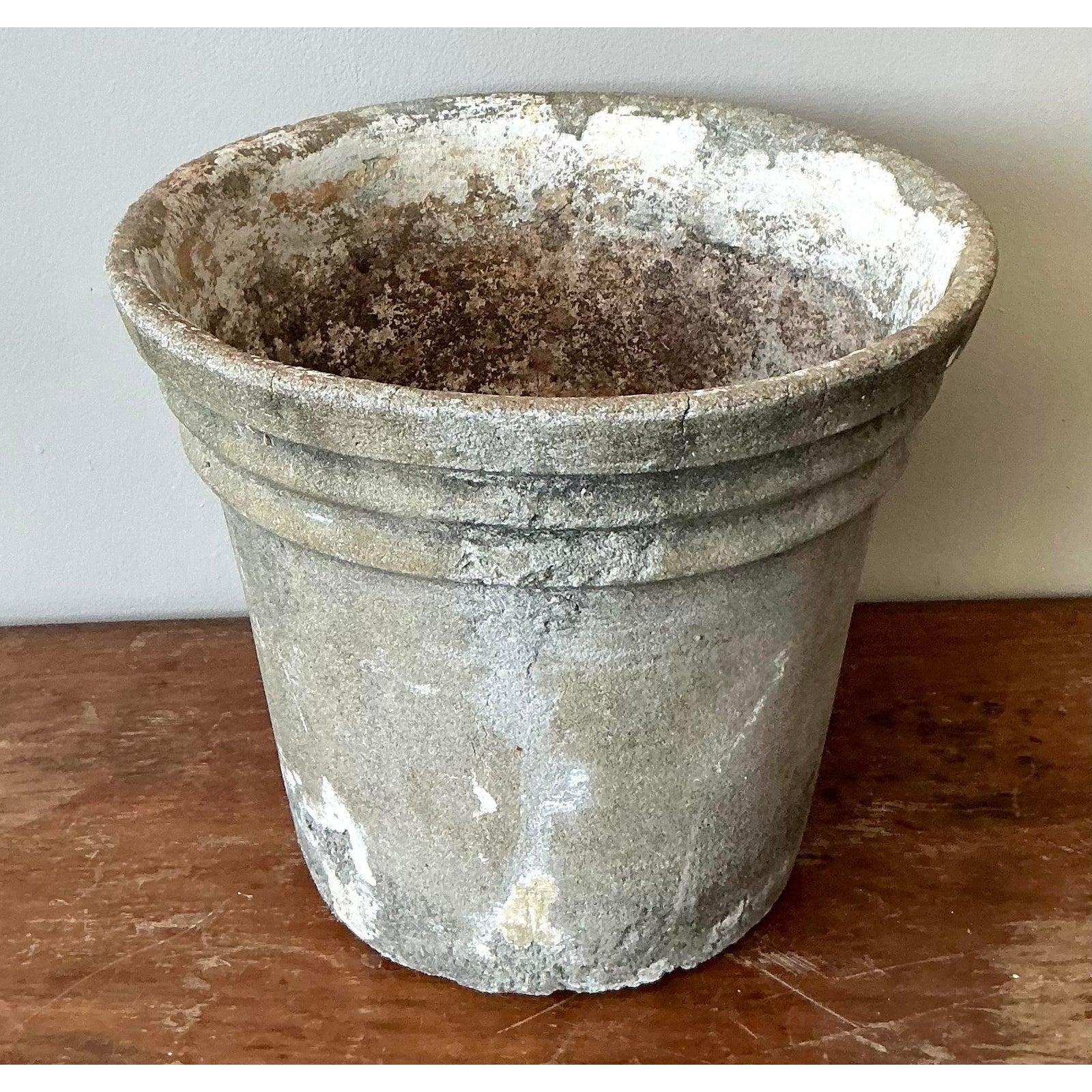 20ième siècle Vintage Regency Jardinière en ciment fortement patiné en vente