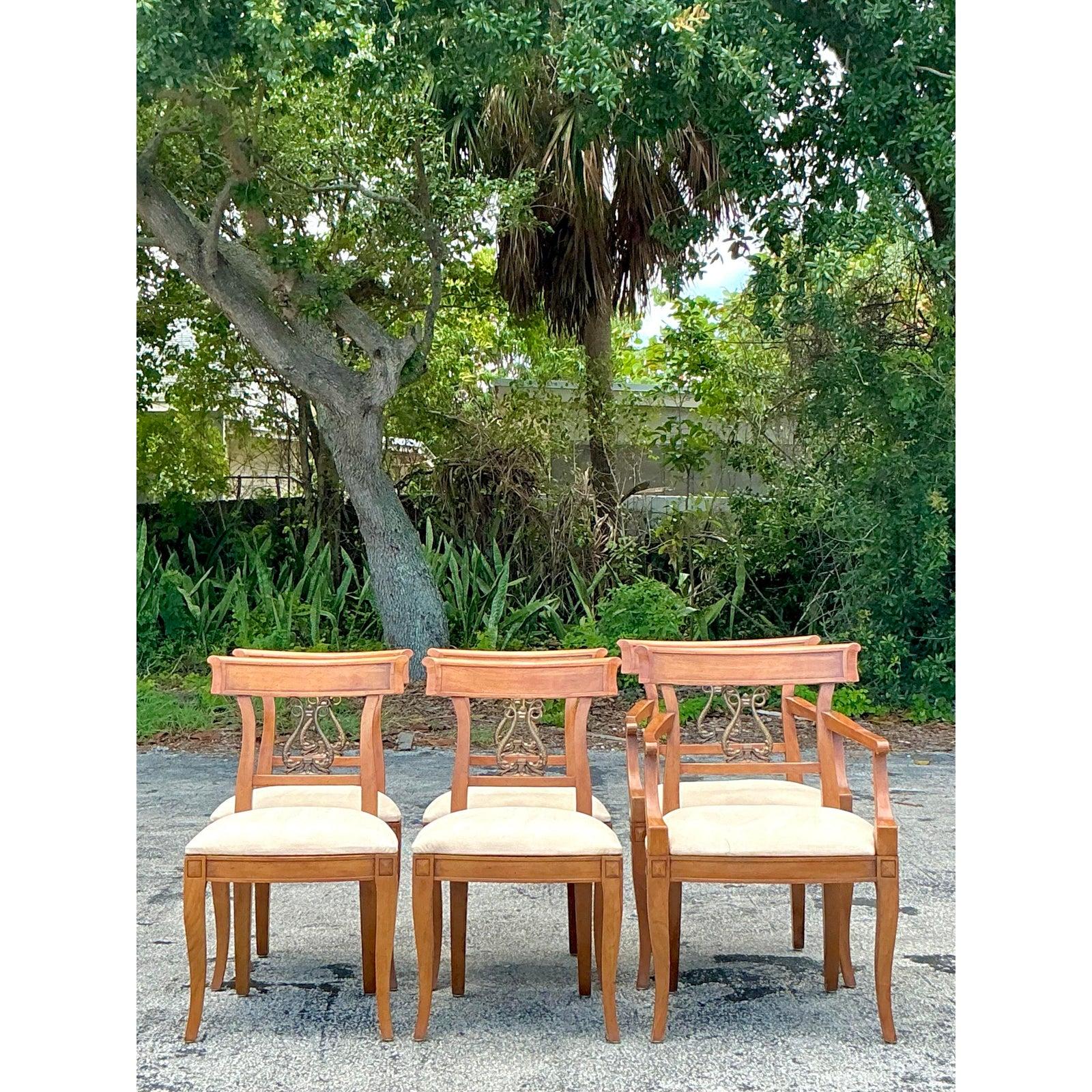 Eleva la tua esperienza culinaria con questo squisito set di sei sedie da pranzo vintage Henredon, dove l'eleganza Regency senza tempo incontra l'iconica forma Klismos. Ogni sedia è una testimonianza della rinomata abilità artigianale di Henredon,