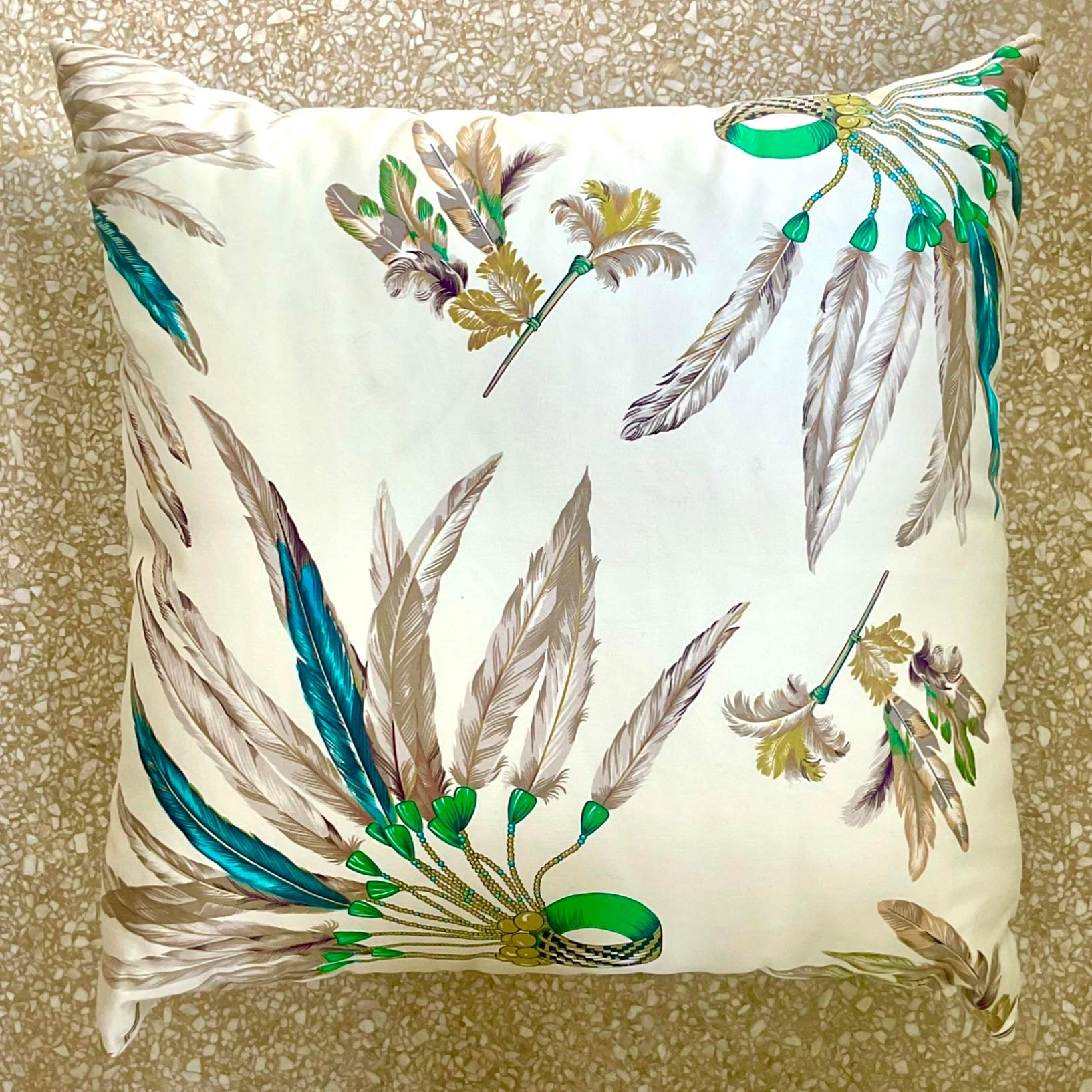 Uno splendido cuscino vintage Regency. Bellissimo tessuto di seta stampato in splendidi blu e verdi. Realizzato su misura in tessuto da tappezzeria Hermes. Quattro cuscini disponibili sulla mia pagina Chairish. Acquistato da una proprietà di Palm