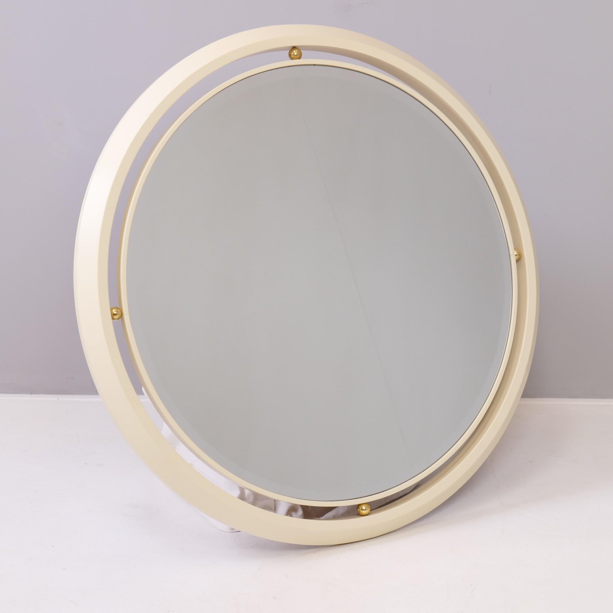 Big regency hollywood facetted round mirror in good condition with slight signs of patina.
