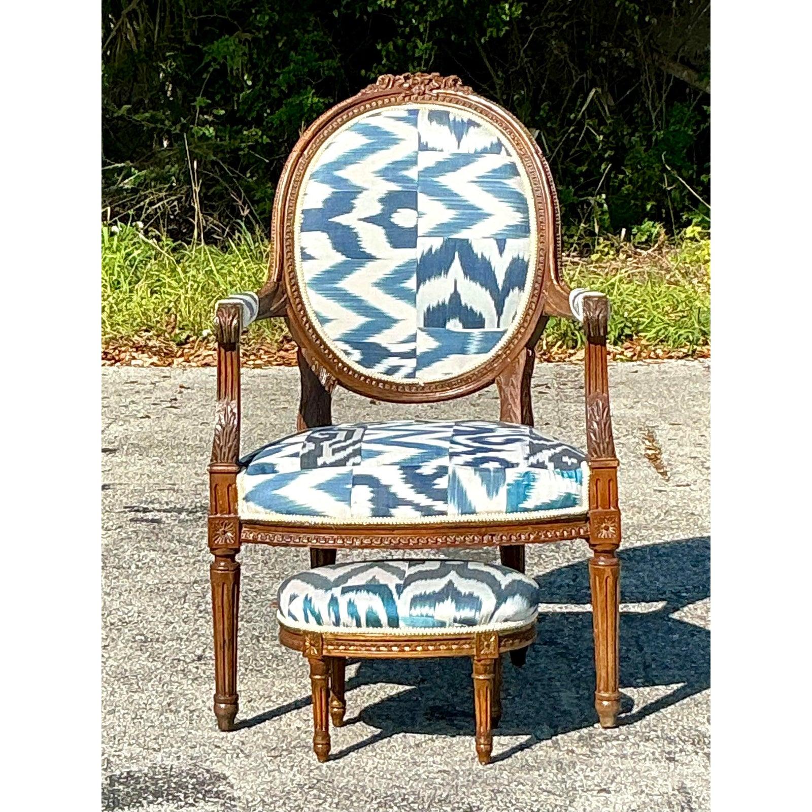 Vintage Regency Ikat Fauteuil-Stuhl und Fußhocker im Regency-Stil (Französisch) im Angebot