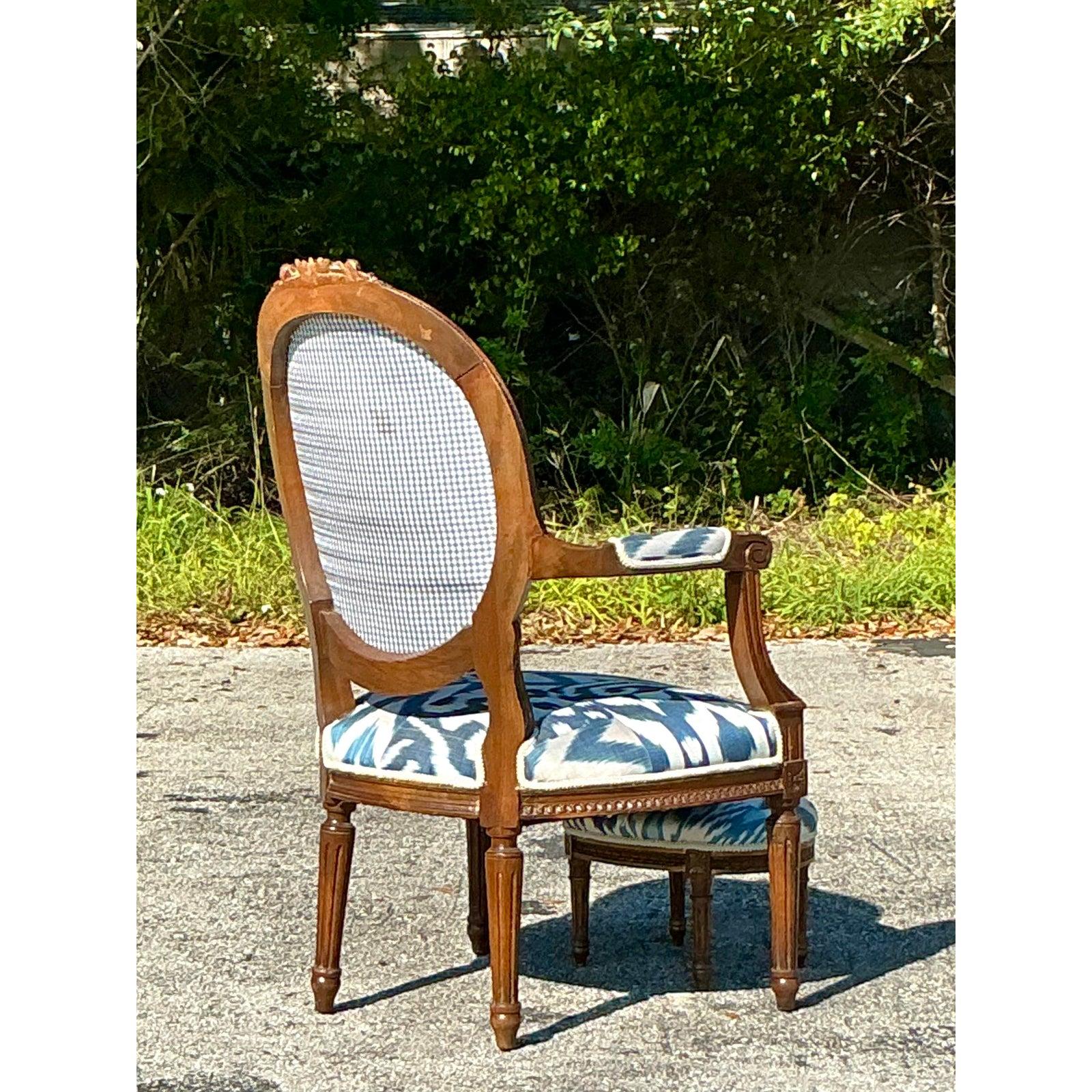 Vintage Regency Ikat Fauteuil-Stuhl und Fußhocker im Regency-Stil im Zustand „Gut“ im Angebot in west palm beach, FL