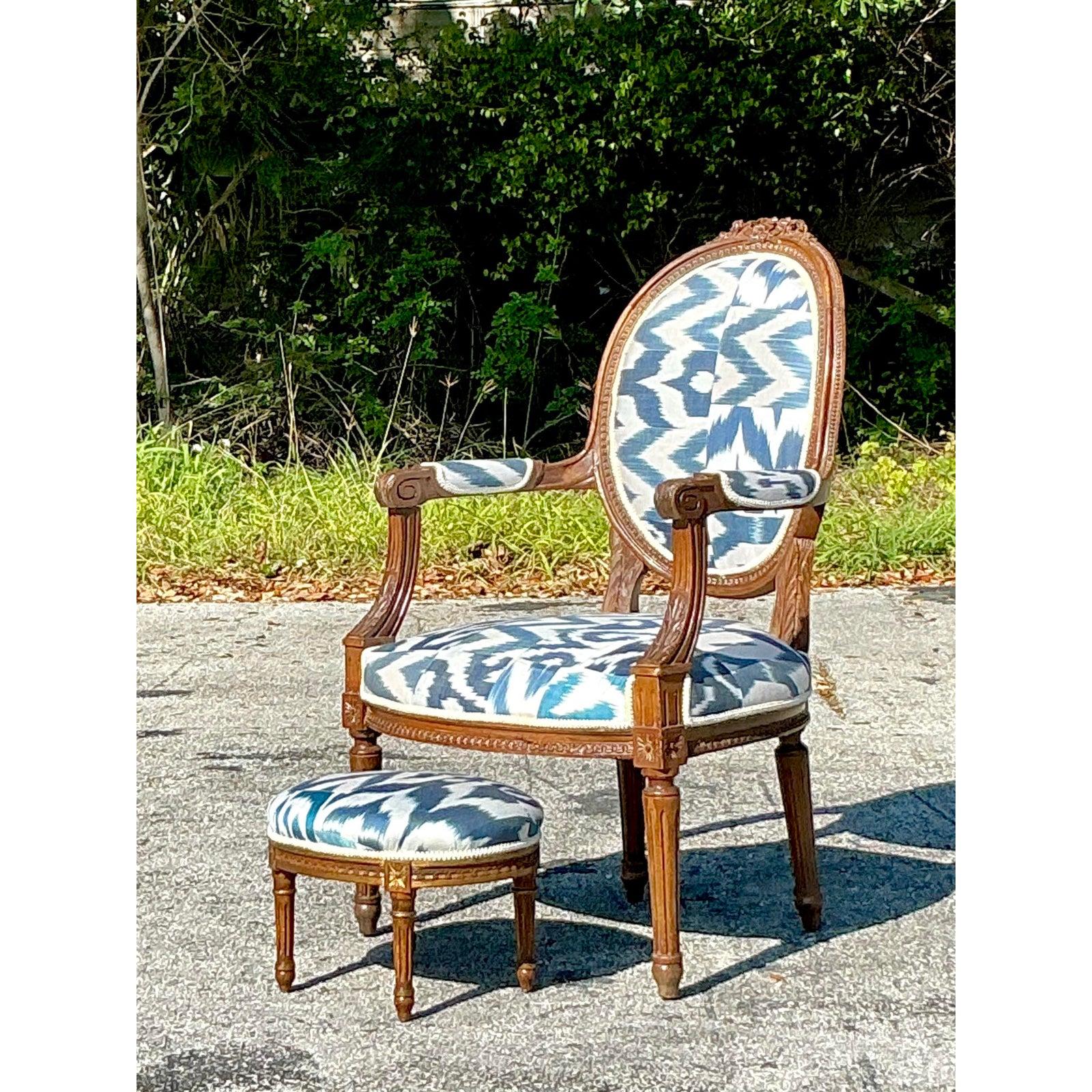 Vintage Regency Ikat Fauteuil-Stuhl und Fußhocker im Regency-Stil (20. Jahrhundert) im Angebot