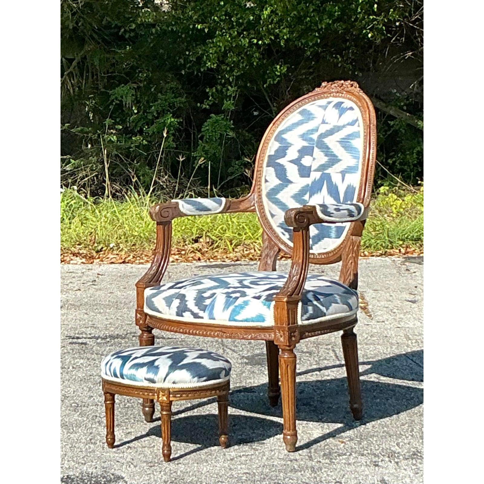 Vintage Regency Ikat Fauteuil-Stuhl und Fußhocker im Regency-Stil (Stoff) im Angebot