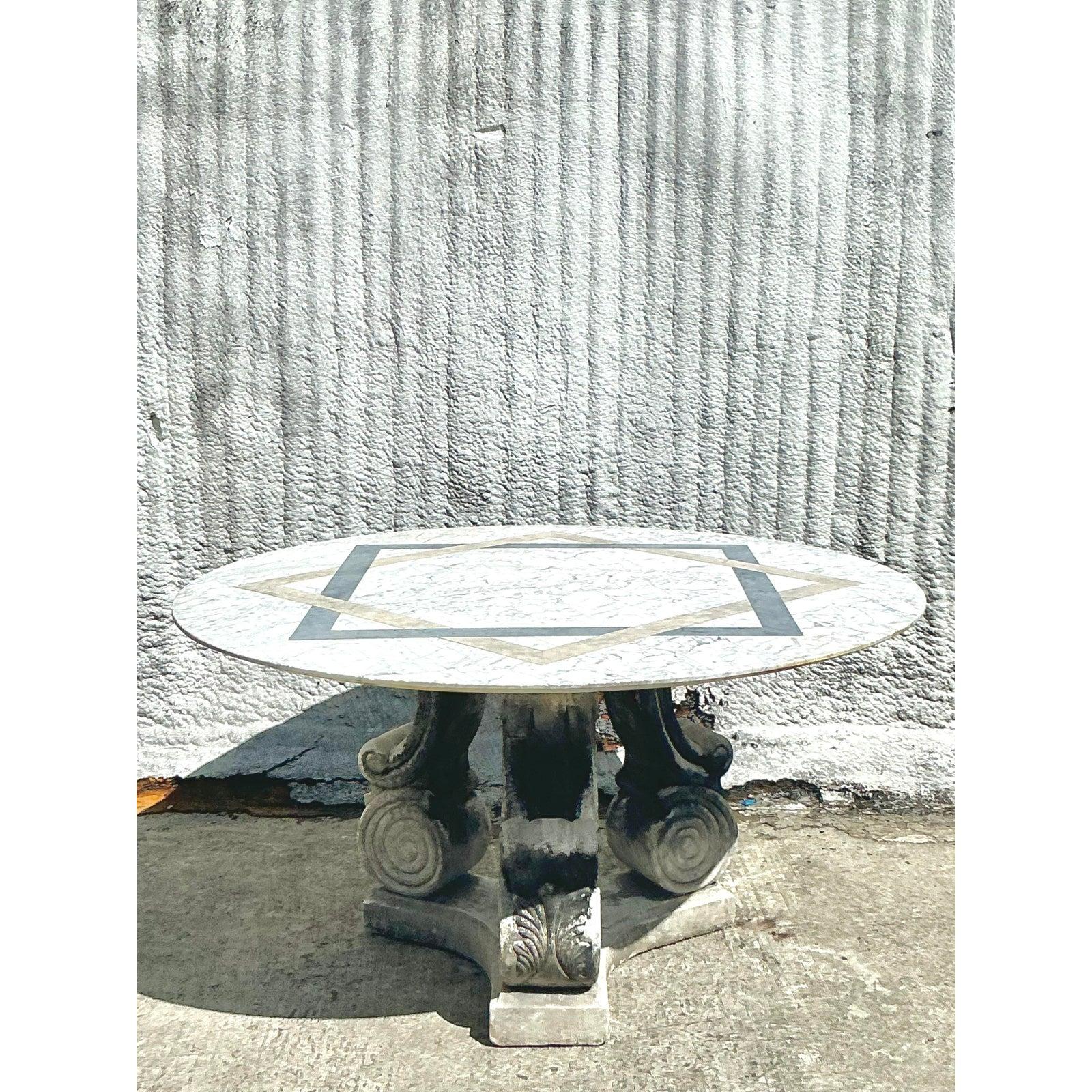 Ajoutez une touche d'élégance intemporelle à votre intérieur avec cette table en marbre à incrustation Vintage Regency, un chef-d'œuvre d'artisanat qui respire la sophistication historique. Le plateau de table rond en marbre présente une étonnante