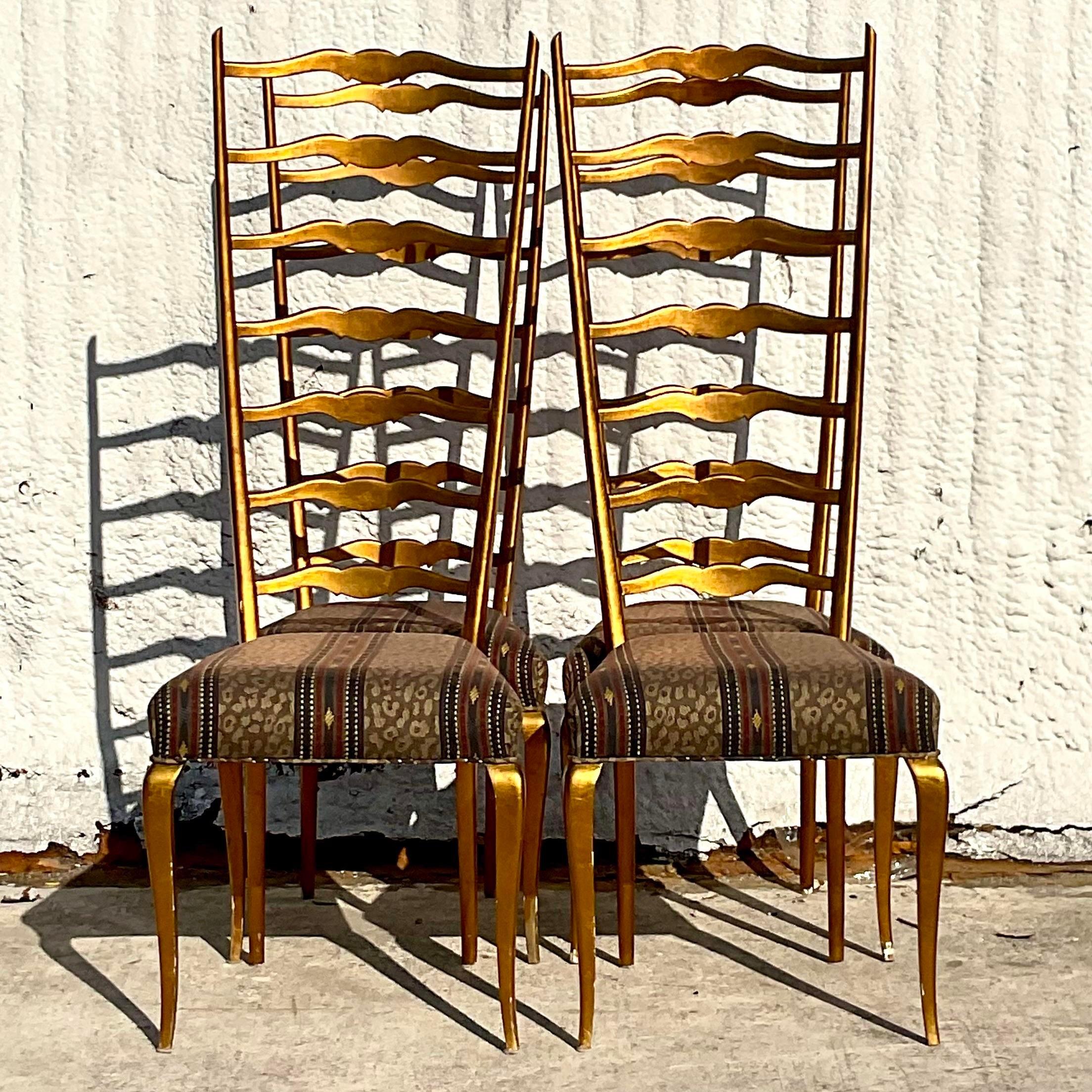 Mid-Century Modern Chaises de salle à manger italiennes Regency vintage dorées à dossier en échelle - Lot de 4 en vente
