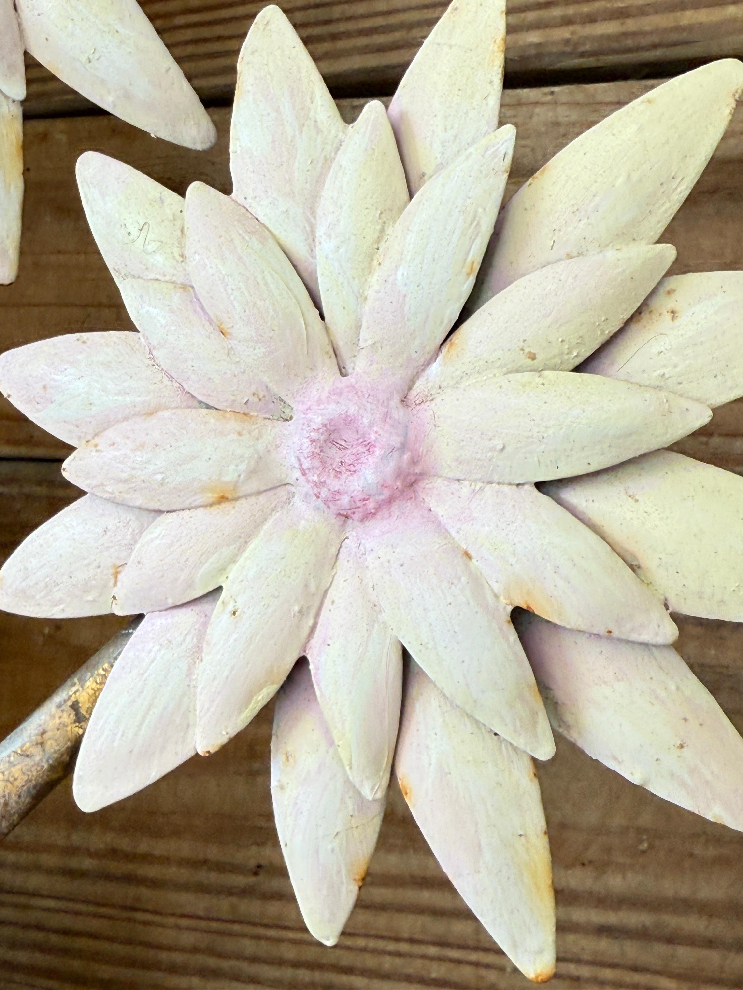 Lampada da parete a cinque luci Vintage Regency Italian Gilt Tole Daisy Flower in vendita 4