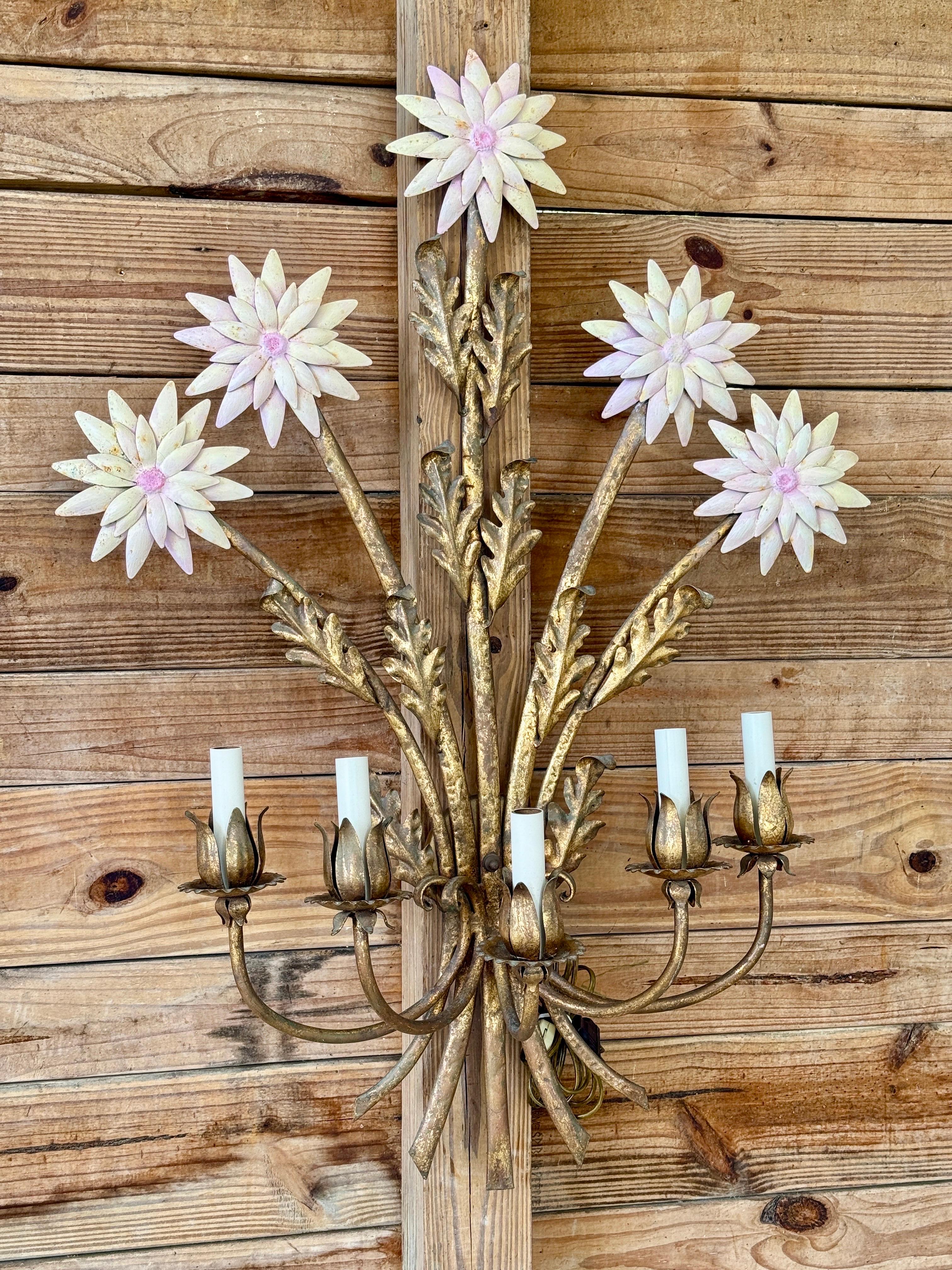 Lampada da parete a cinque luci Vintage Regency Italian Gilt Tole Daisy Flower in vendita 6