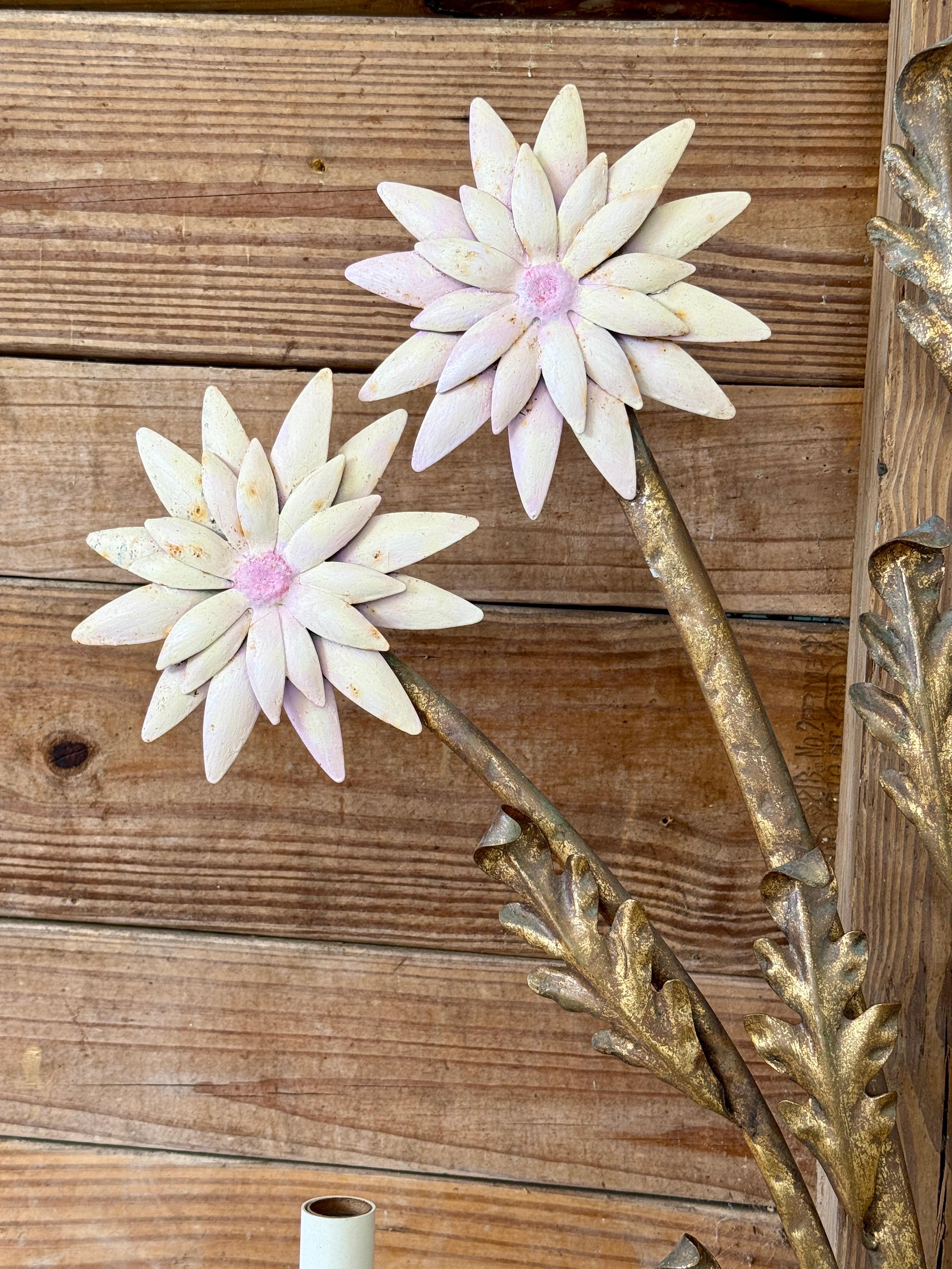 Italiano Lampada da parete a cinque luci Vintage Regency Italian Gilt Tole Daisy Flower in vendita