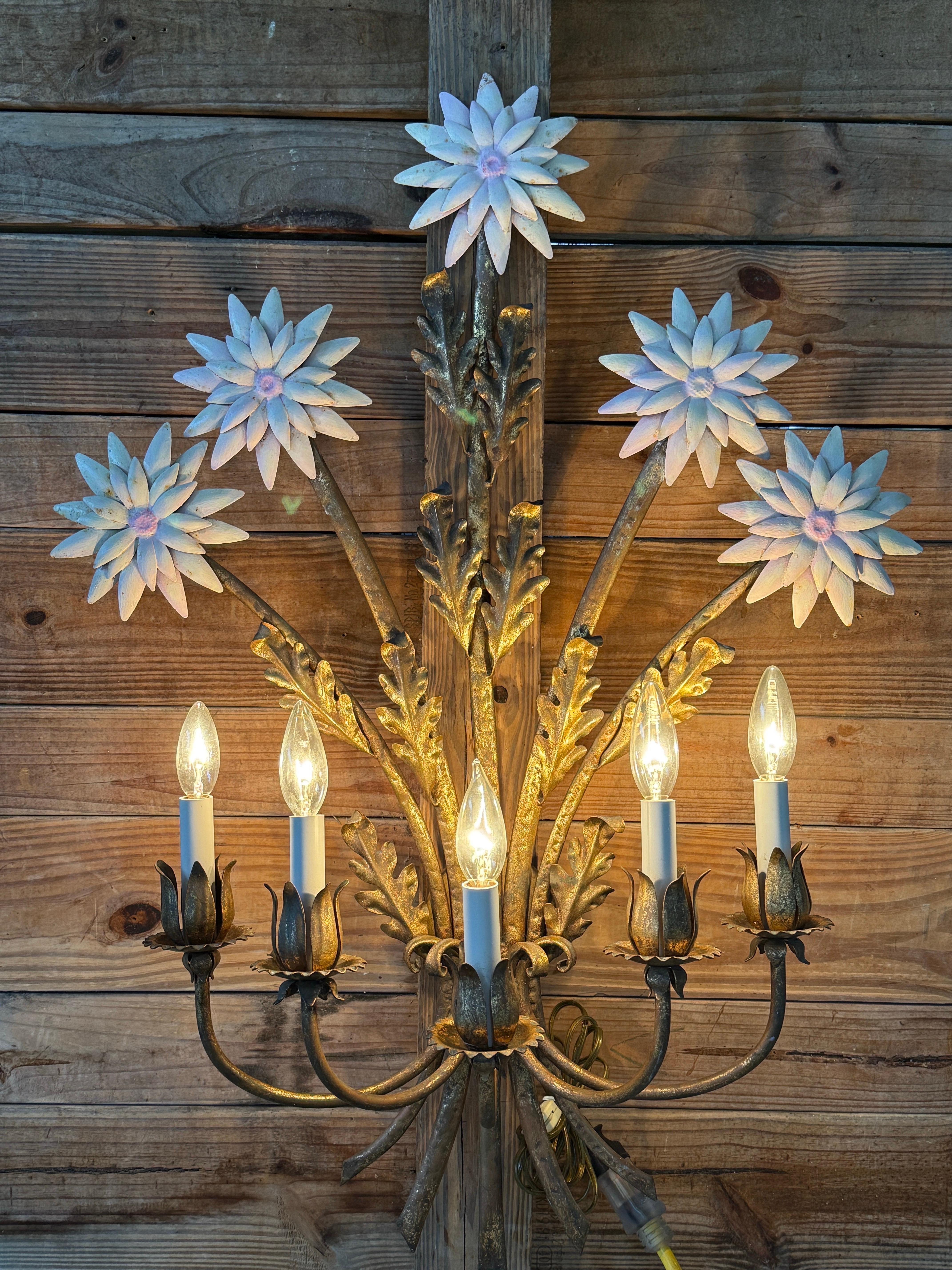 Fatto a mano Lampada da parete a cinque luci Vintage Regency Italian Gilt Tole Daisy Flower in vendita