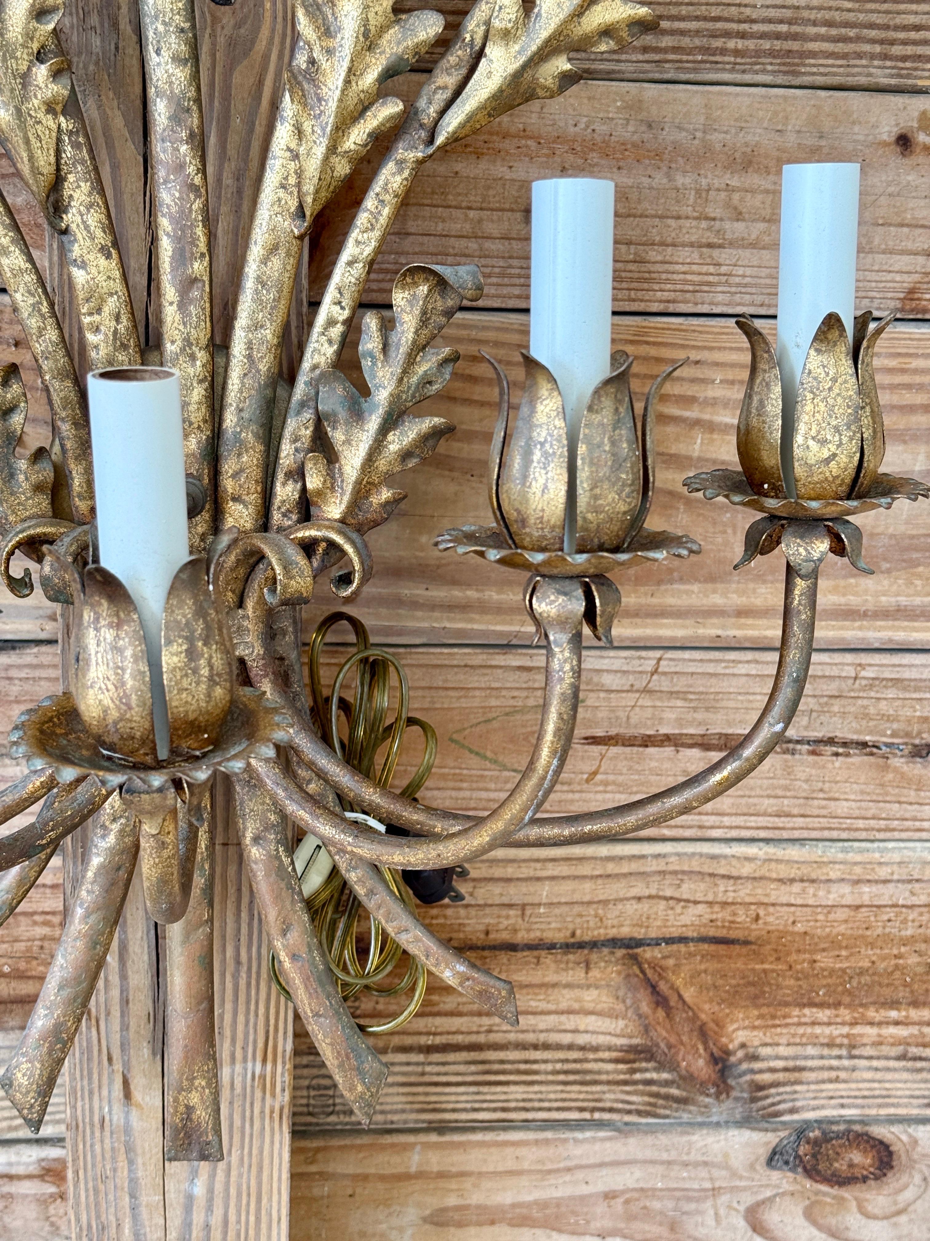 XX secolo Lampada da parete a cinque luci Vintage Regency Italian Gilt Tole Daisy Flower in vendita