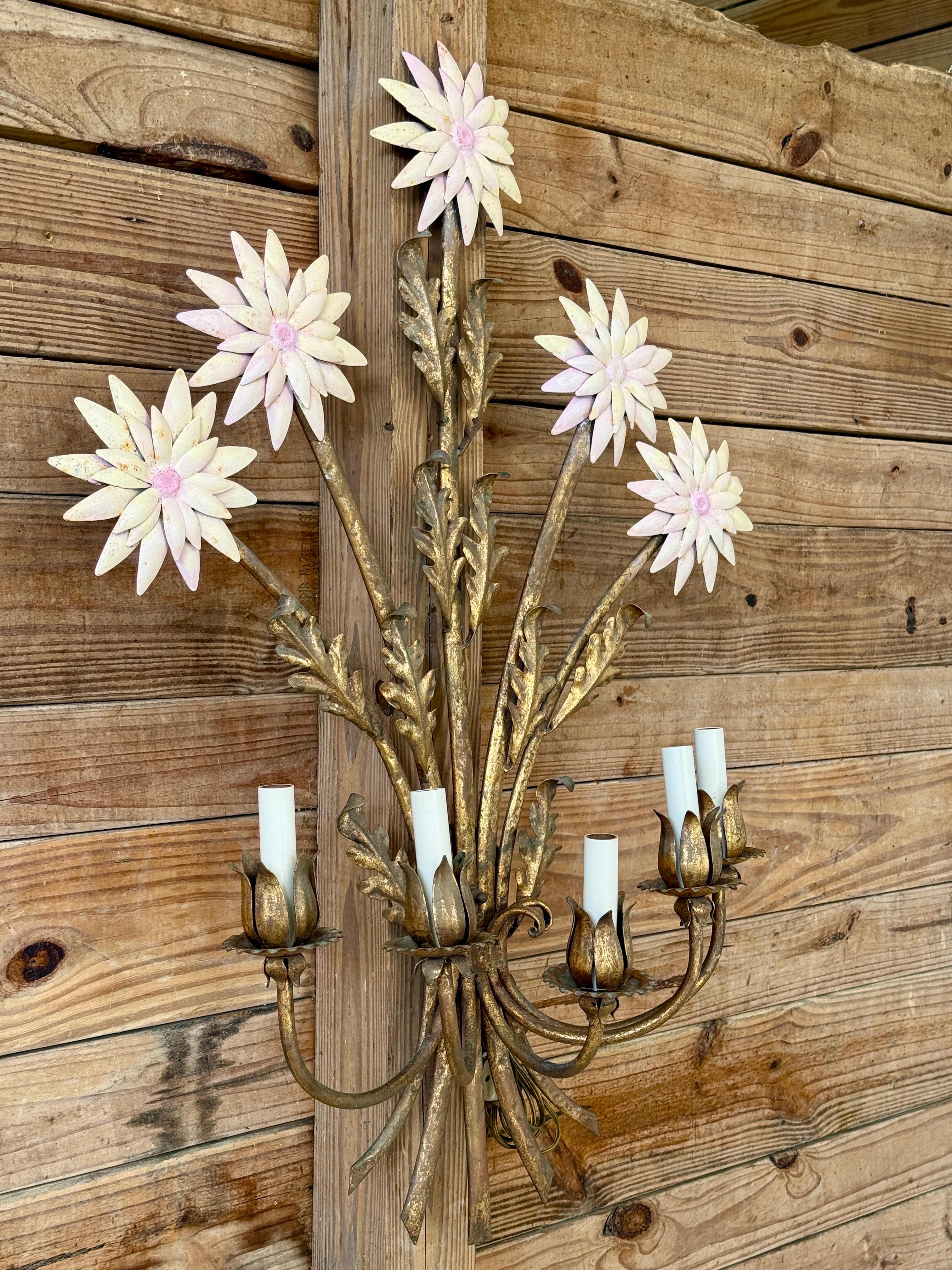Metallo Lampada da parete a cinque luci Vintage Regency Italian Gilt Tole Daisy Flower in vendita