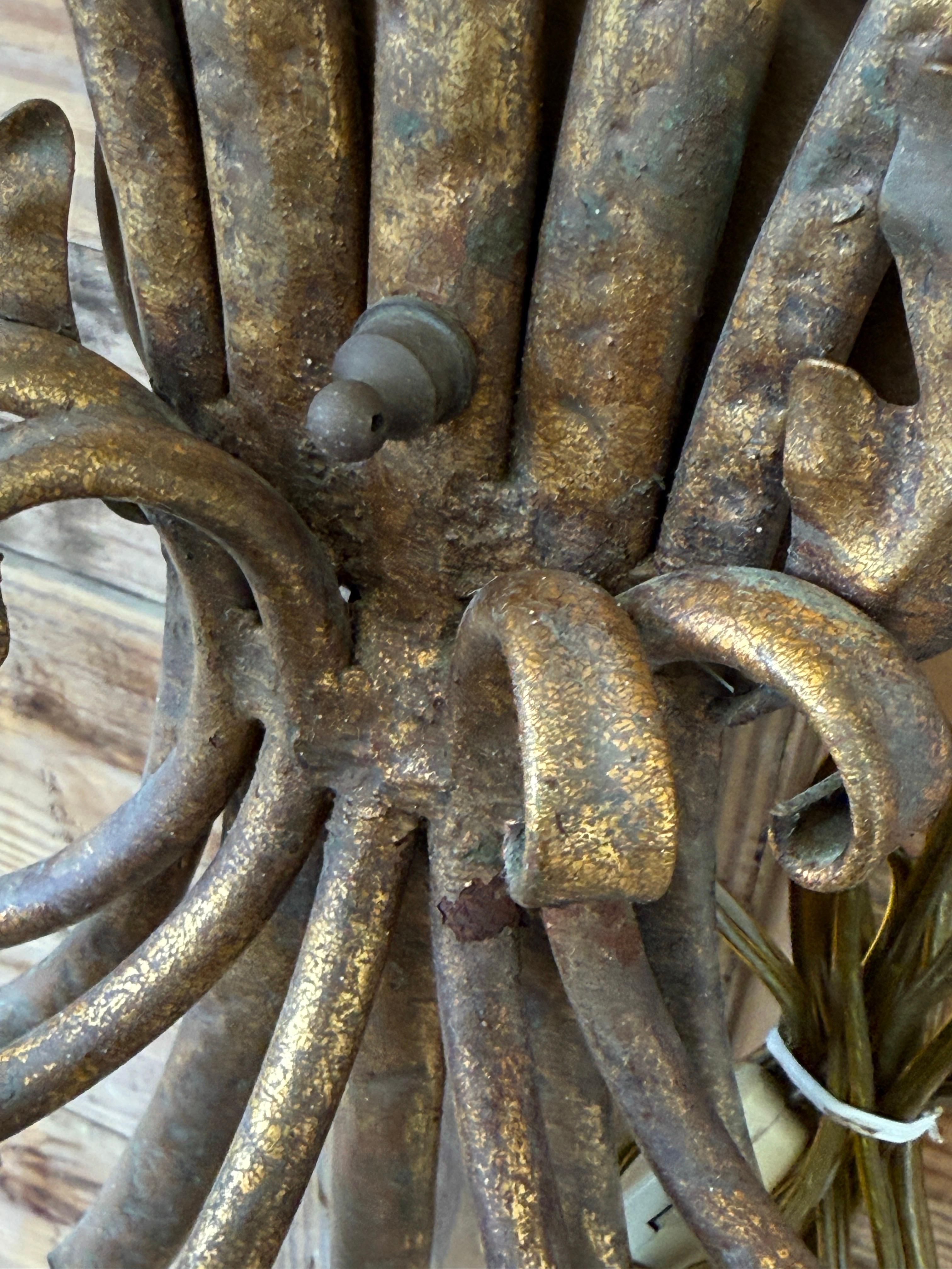 Lampada da parete a cinque luci Vintage Regency Italian Gilt Tole Daisy Flower in vendita 2