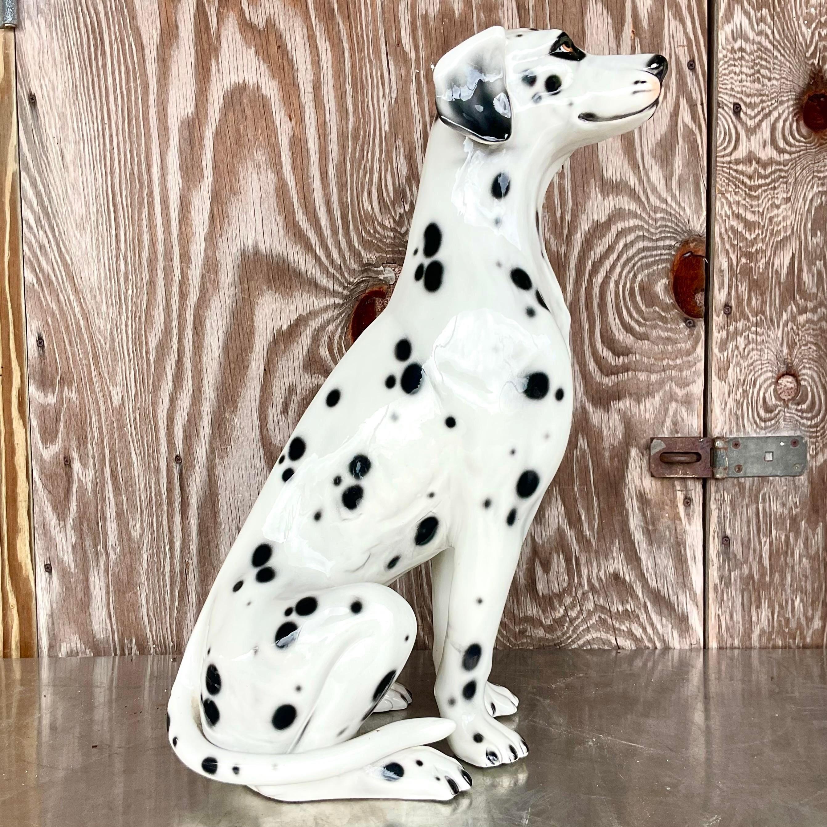 Un fabuleux chien en céramique émaillée de style Régence. Un dalmatien chic Je suis une pose charmante. Fabriqué en Italie et estampillé sur le fond. Acquis d'une propriété de Palm Beach.