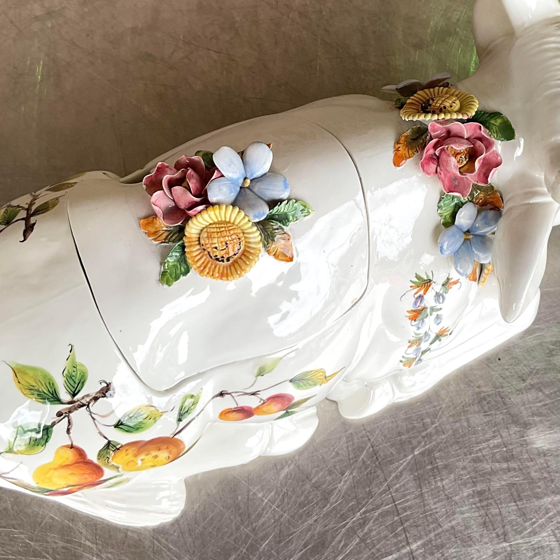 Vintage Regency Italienisch glasierte Keramik Floral Bull Terrine im Zustand „Gut“ in west palm beach, FL