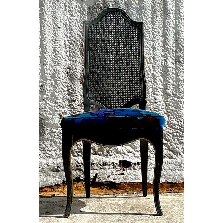 Arricchisci il tuo spazio con la raffinatezza senza tempo di questa sedia vintage in canna imbottita Jack Lenor Larsen. Caratterizzata da squisiti dettagli in canna e da una silhouette raffinata, questa sedia riflette la sensibilità del design