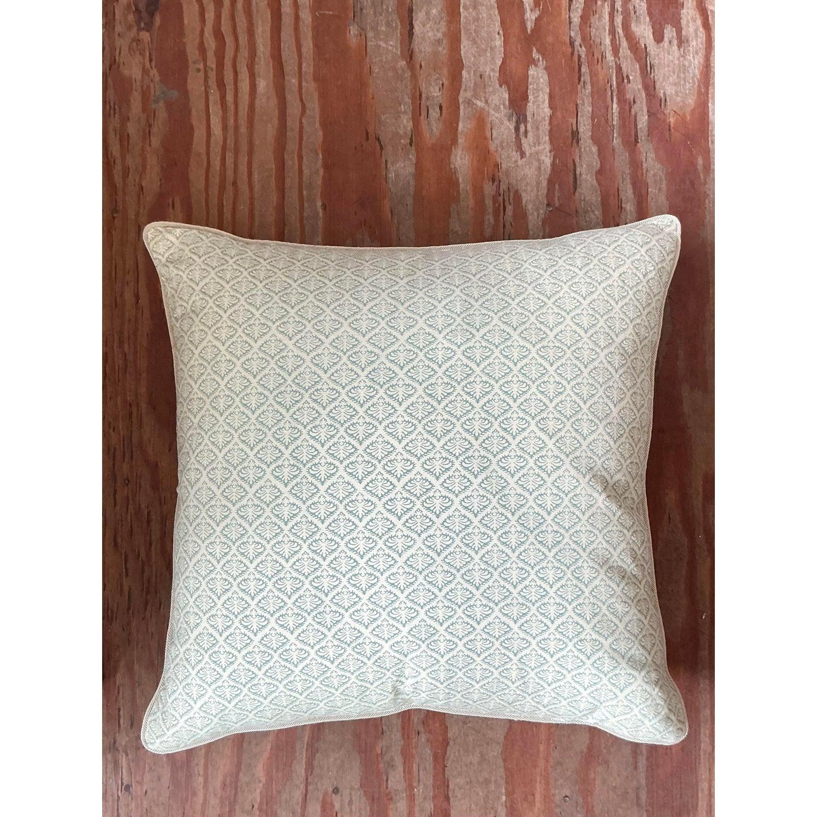 Bringen Sie einen Hauch von frischem Wind und klassischer Eleganz in Ihr Interieur mit diesem substanziellen Vintage-Jacquard-Kissen. Der fein gewebte Stoff zeigt ein kompliziertes, sich wiederholendes geometrisches Damastmotiv in einer ruhigen