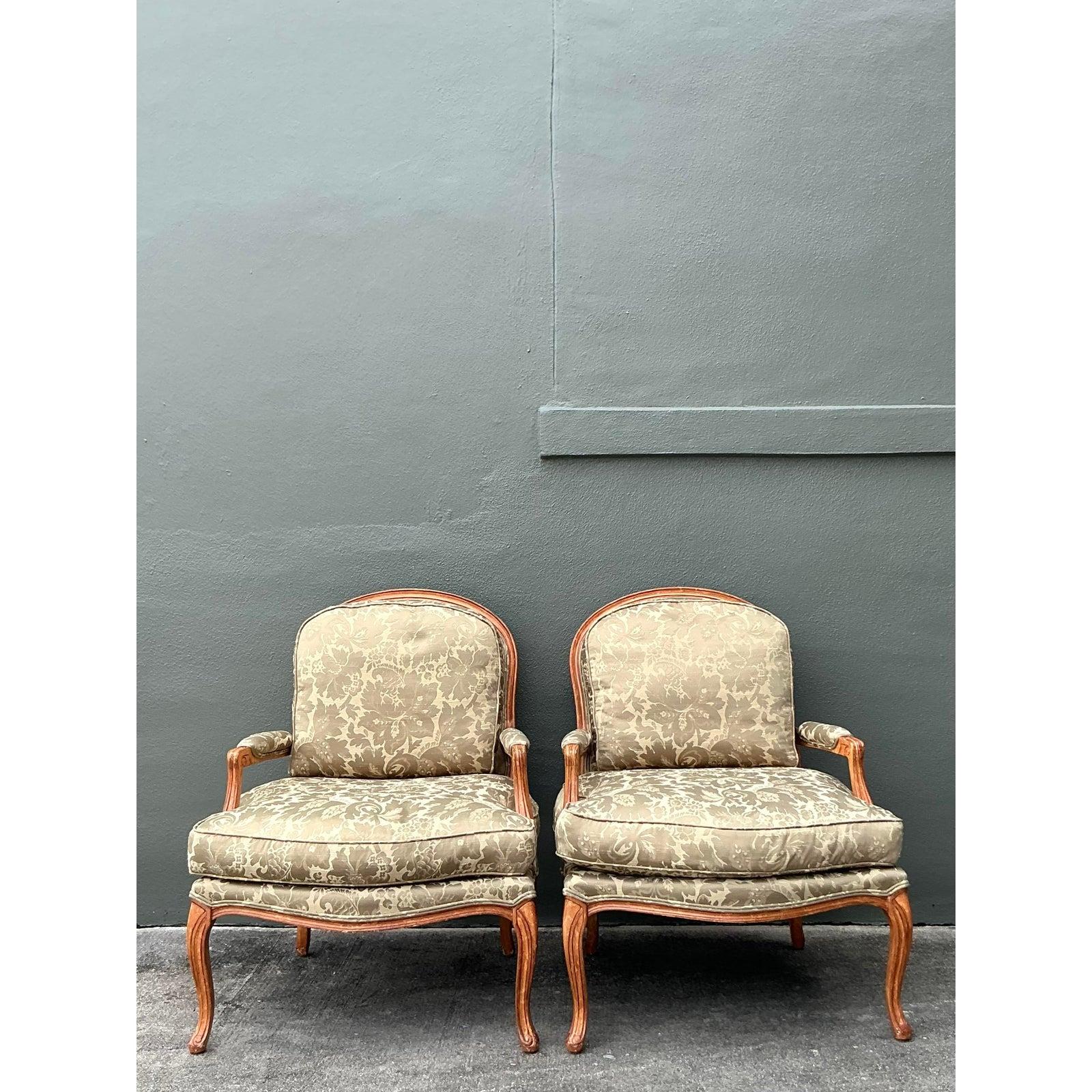 Questo elegante fauteuil vintage cattura la grazia raffinata dello stile Luigi XVI, con una struttura in legno graziosamente intagliata con braccioli curvi a vista e delicate gambe cabriole. Il legno vanta una finitura calda e lucida che mette in