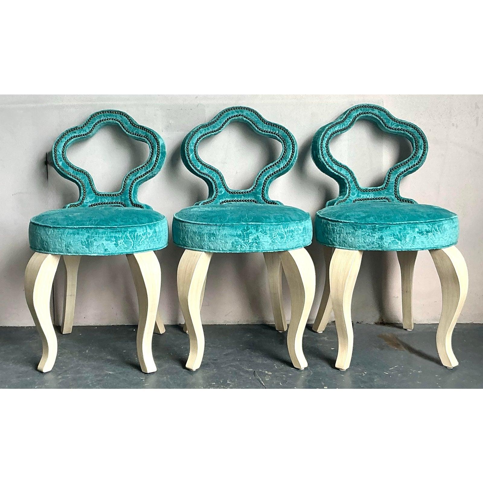 Enthüllen Sie ein Trio von spektakulären Vintage Regency Keyhole Barstools, die zum Mittelpunkt eines jeden anspruchsvollen Unterhaltungsbereichs werden. Diese Hocker zeichnen sich durch ihr einzigartiges 