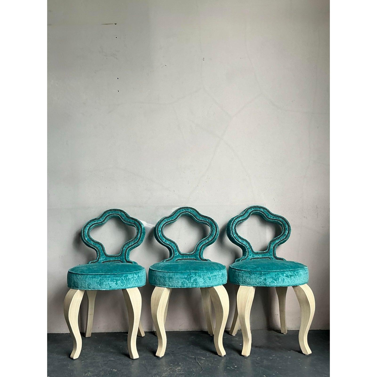 Vintage Regency Schlüsselloch-Barhocker - 3er-Set im Zustand „Gut“ im Angebot in West Palm Beach, FL