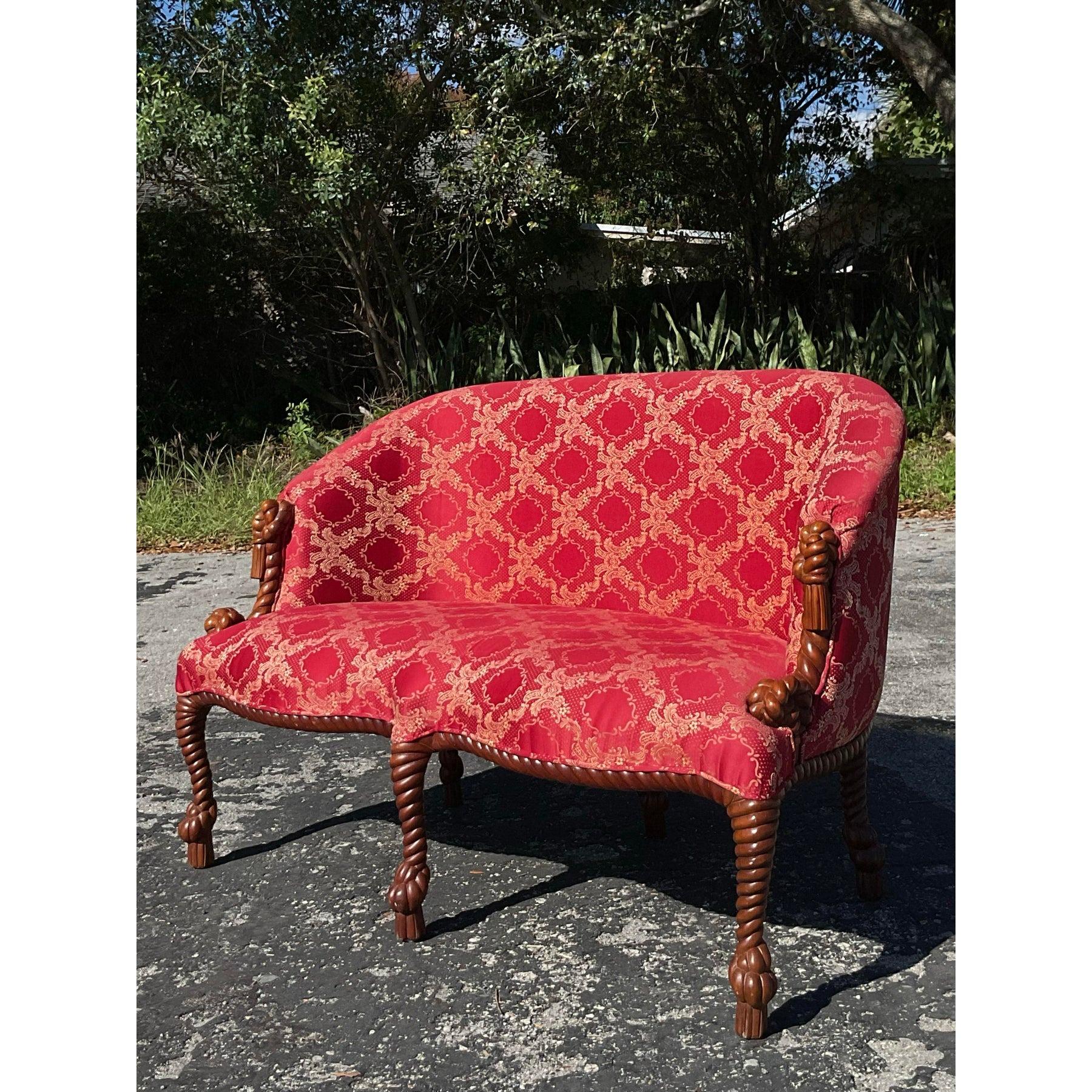 Añade un toque de elegancia regia a tu espacio con este impresionante canapé vintage de nudo y cuerda Regency. Con una estructura de madera tallada y detalles de cuerda retorcida, este sofá irradia una sofisticación atemporal. La tapicería de
