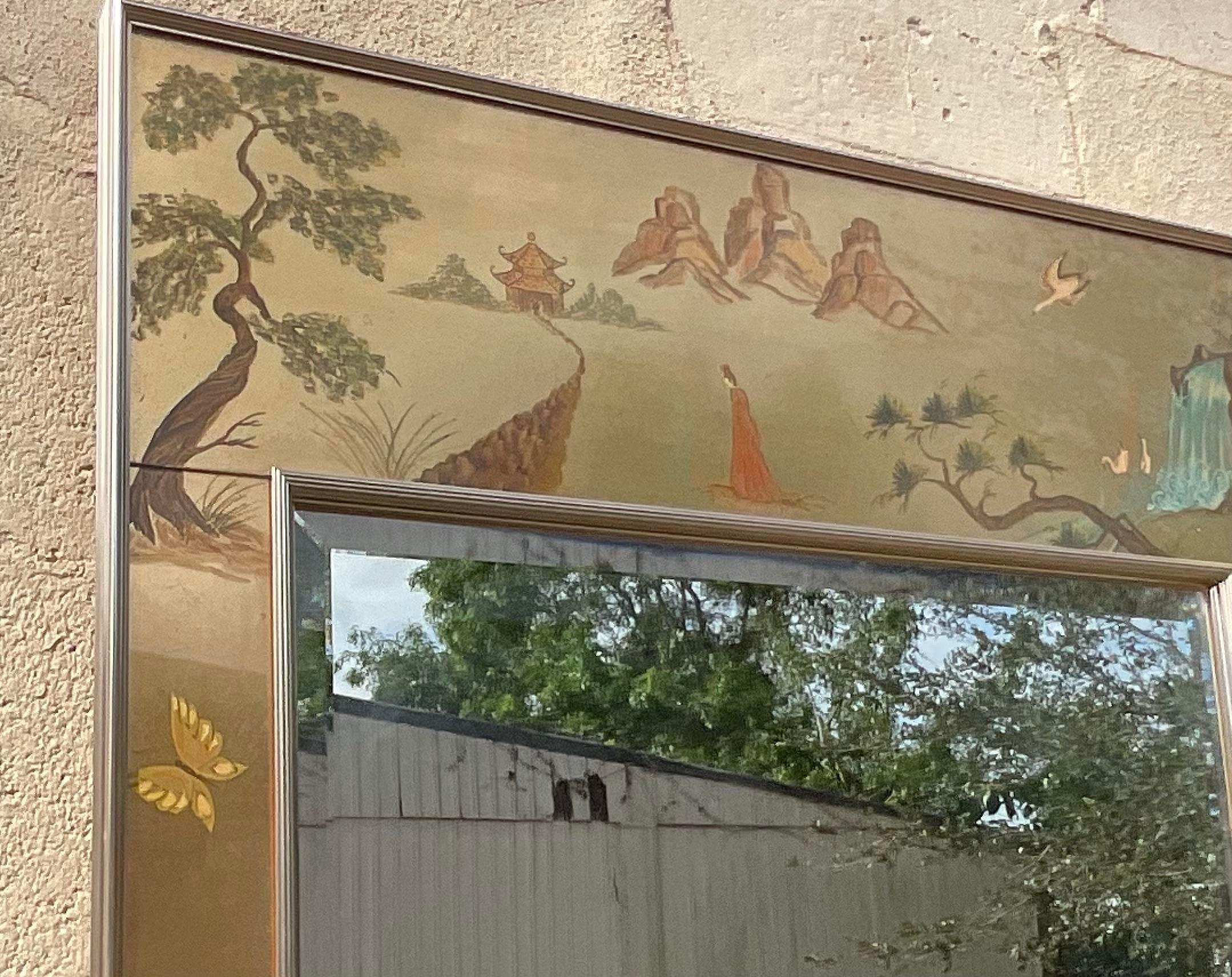 Un superbe miroir mural vintage en verre peint à l'envers. La technique très prisée de l'églomisé dans un superbe motif pastoral asiatique. Fabriqué par l'emblématique groupe LaBarge et étiqueté au dos. Acquis d'une propriété de Palm Beach.