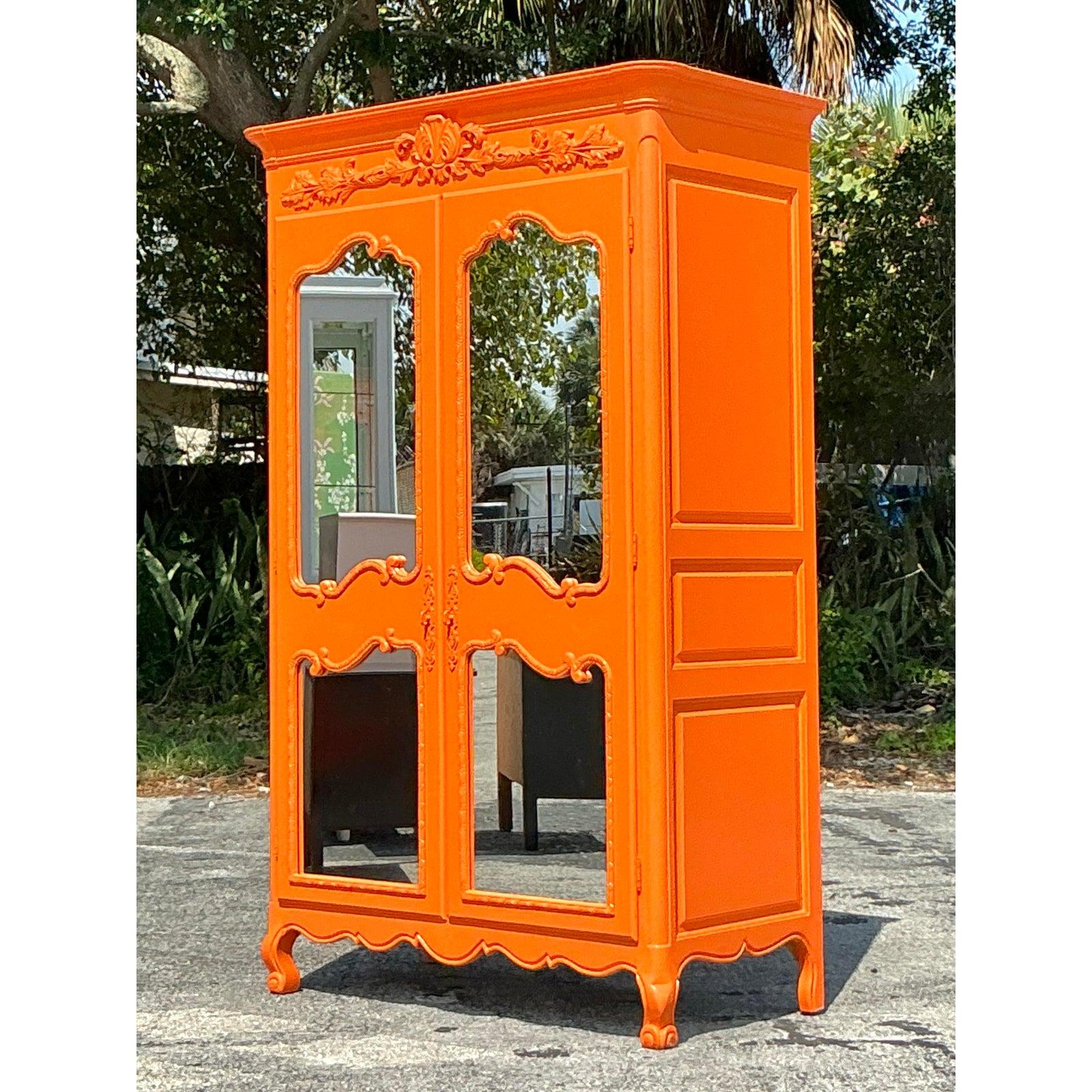 Lackierter Vintage-Regency-Schrank im Angebot 1