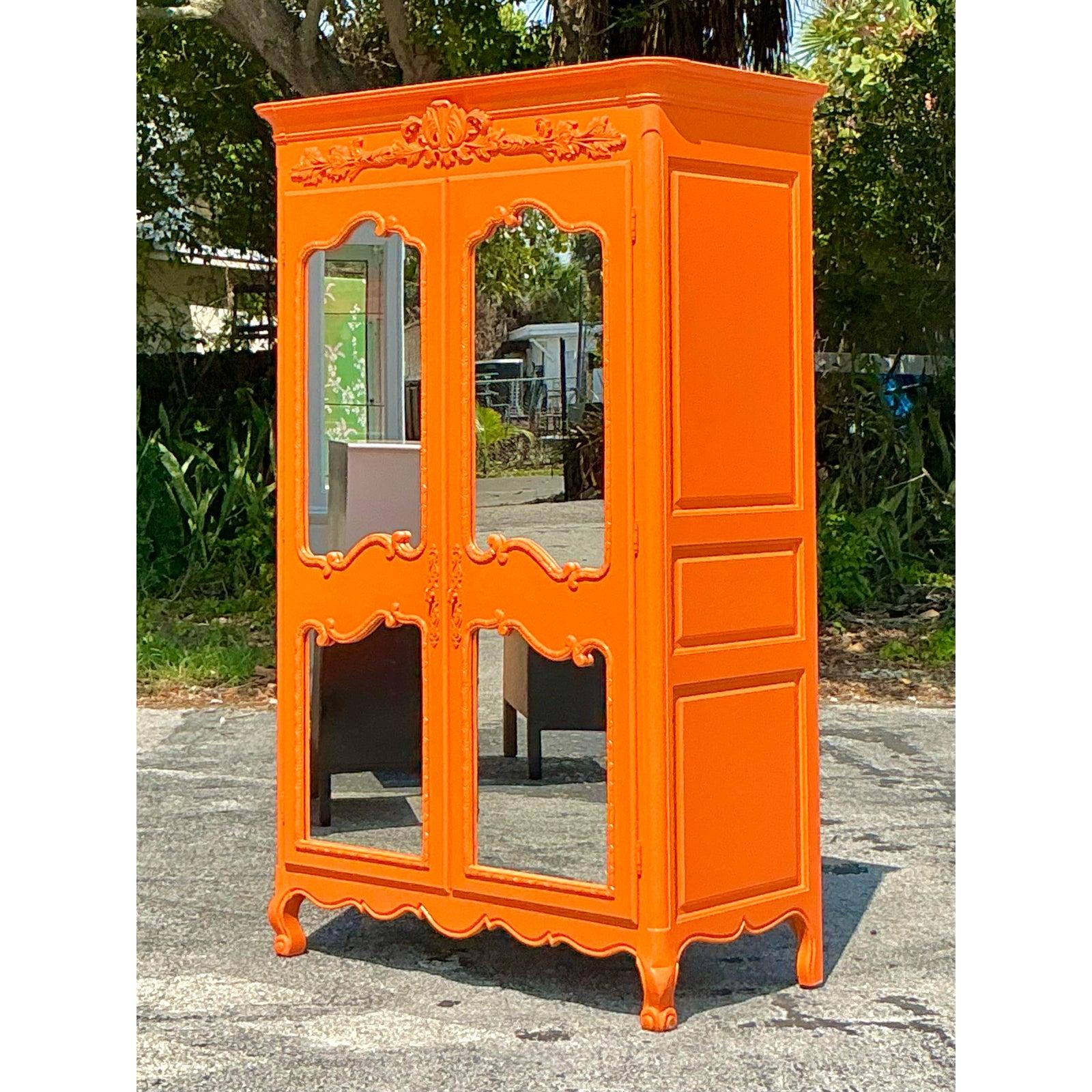 Lackierter Vintage-Regency-Schrank im Angebot 2