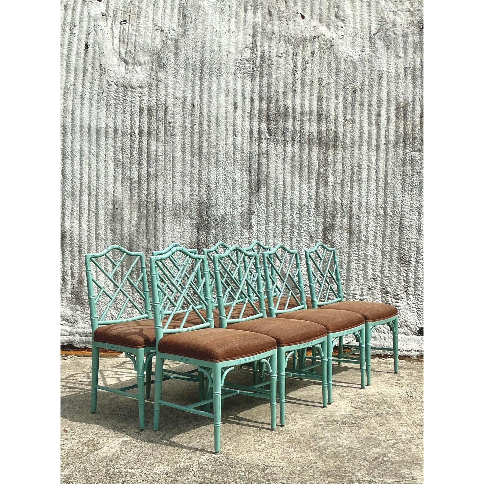 Questo splendido set di otto sedie da pranzo Chippendale cinesi d'epoca incarna un'eleganza Regency senza tempo con un'audace finitura laccata. L'intricato reticolo in finto bambù degli schienali alti mette in mostra la maestria e la raffinatezza di