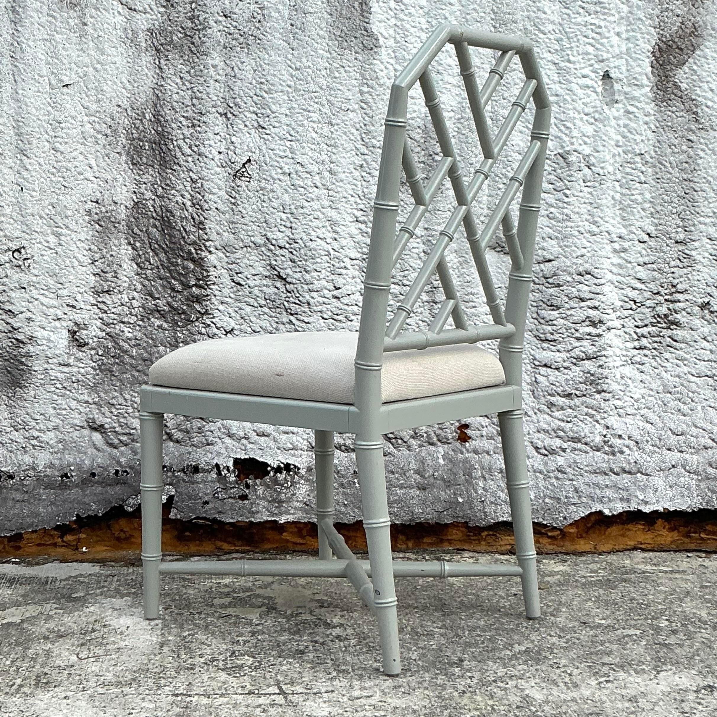 Questa squisita poltrona vintage in stile Regency cattura l'eleganza del design cinese Chippendale, fondendo elementi classici ed esotici senza soluzione di continuità. Con la sua ricca finitura laccata, presenta un intricato schienale a reticolo,