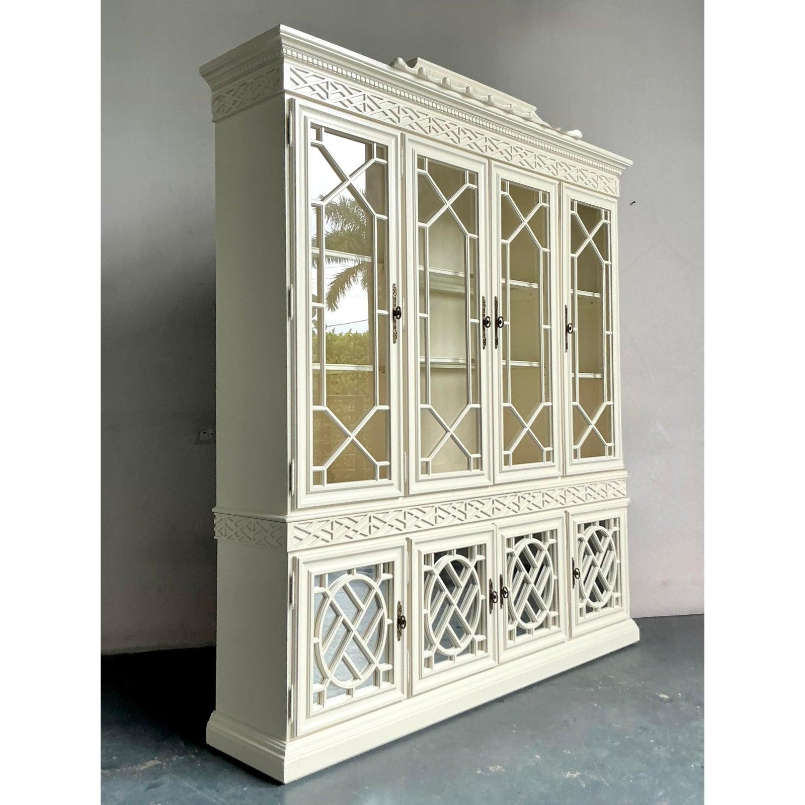 Ti presentiamo uno squisito Breakfront a pagoda laccato vintage Hollywood Regency, una vera e propria testimonianza di design sofisticato e di estetica opulenta. Questa magnifica vetrinetta fonde senza soluzione di continuità la grandezza della