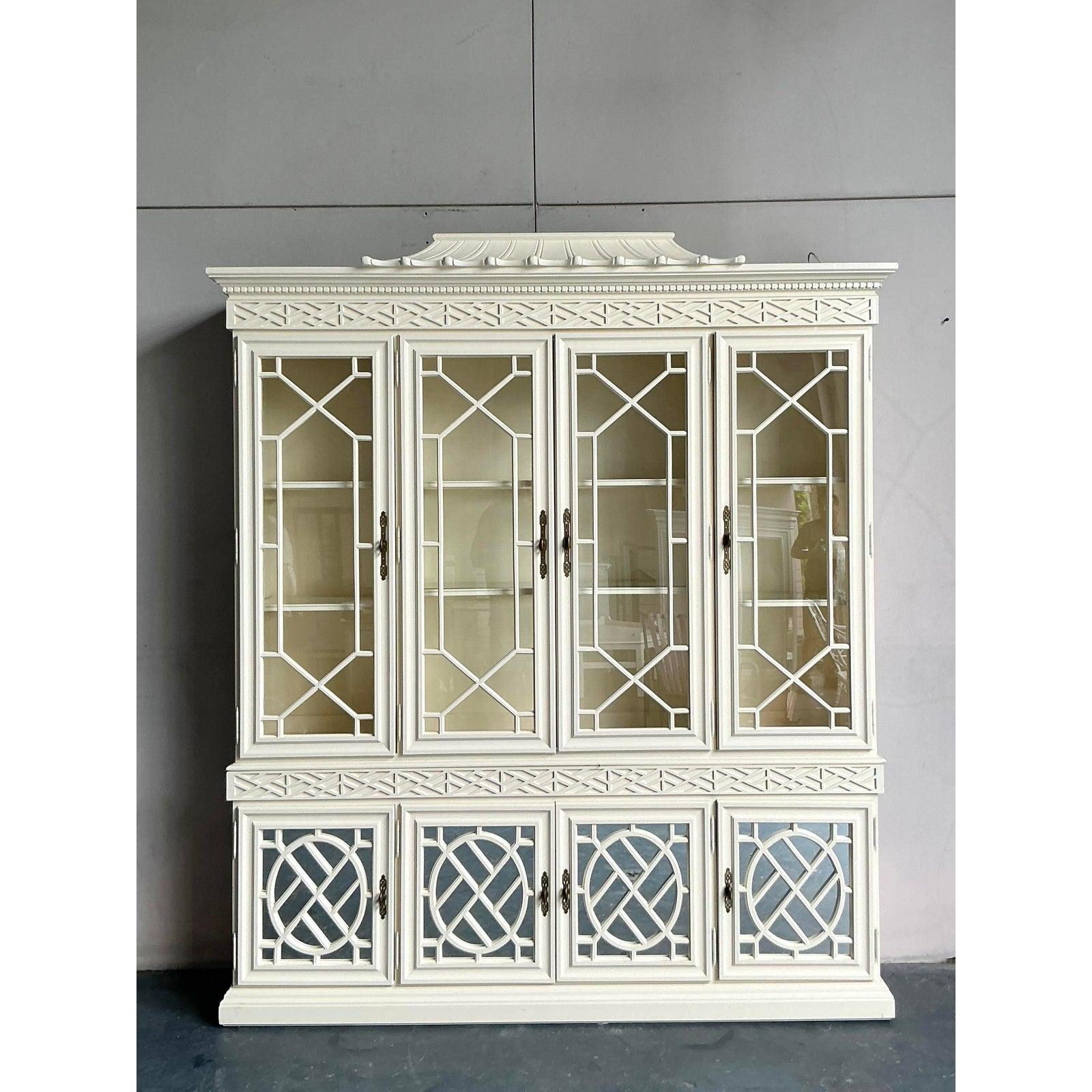 Breakfront a pagoda laccato Chinoiserie d'epoca Regency In condizioni buone in vendita a West Palm Beach, FL