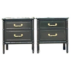 Paire de tables de nuit Vintage Regency en faux bambou laqué