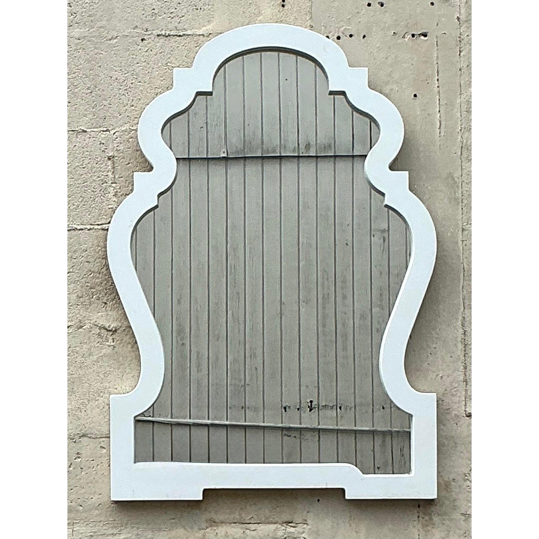 Verschönern Sie Ihren Raum mit diesem raffinierten, lackierten Regency-Spiegel im Vintage-Stil, einem auffälligen Stück mit kühner Silhouette und zeitlosem Charme. Die elegante, von klassischen architektonischen Formen inspirierte Form des Spiegels