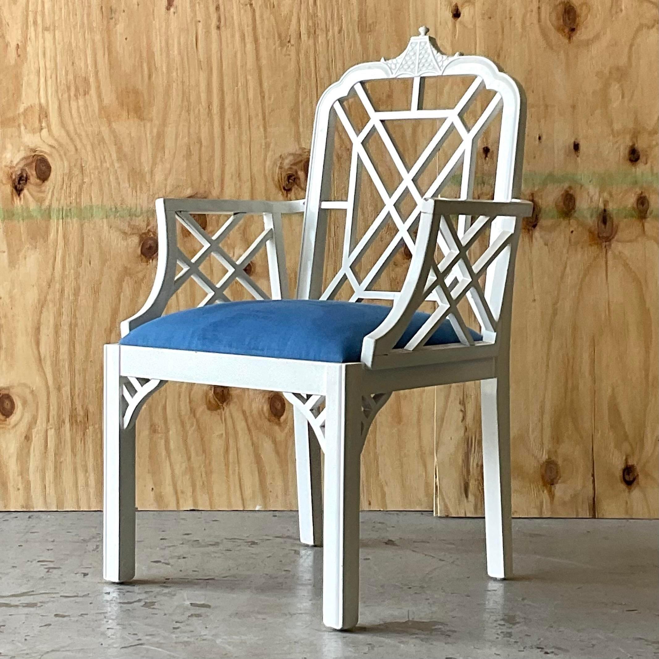 Ein fabelhafter Regency-Sessel im Vintage-Stil. Ein schickes Pagoden-Design mit weiß lackierter Oberfläche. Erworben aus einem Nachlass in Palm Beach.