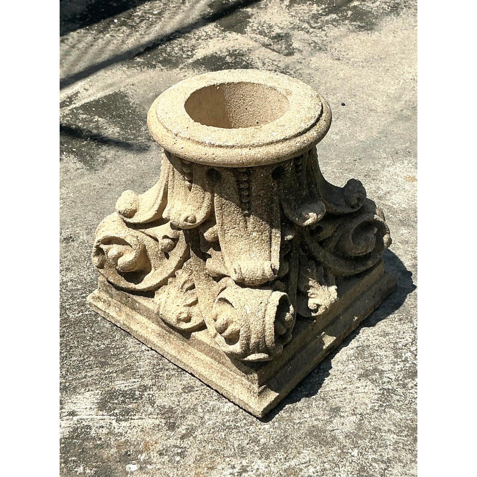 Ce magnifique piédestal à colonne corinthienne Vintage Regency attire l'attention. Il s'agit d'un accent architectural substantiel qui respire le luxe classique. Avec ses volutes de feuilles d'acanthe et ses cannelures détaillées, ce piédestal en