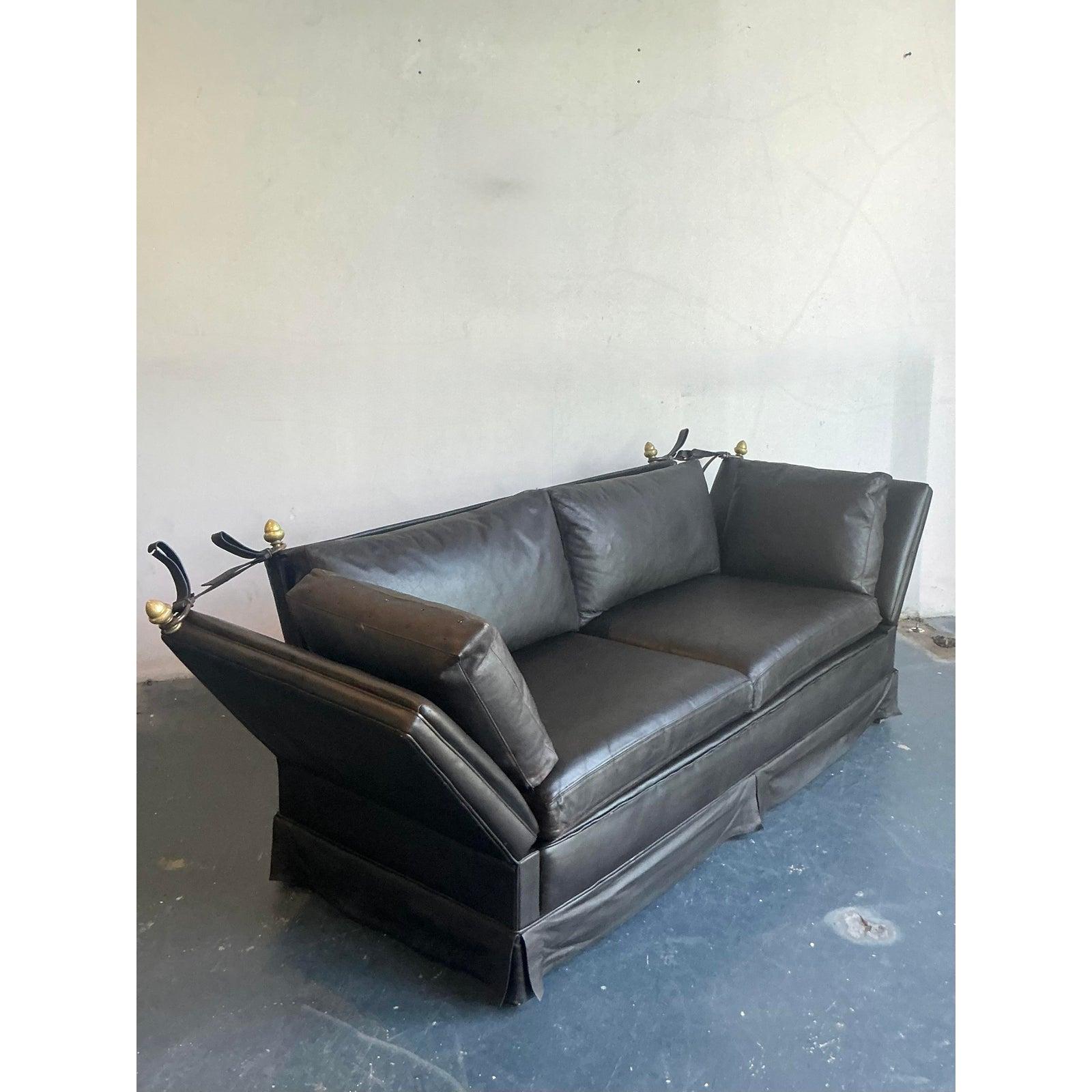 20ième siècle Canapé Vintage Regency en cuir Knole d'après Maison Jansen en vente
