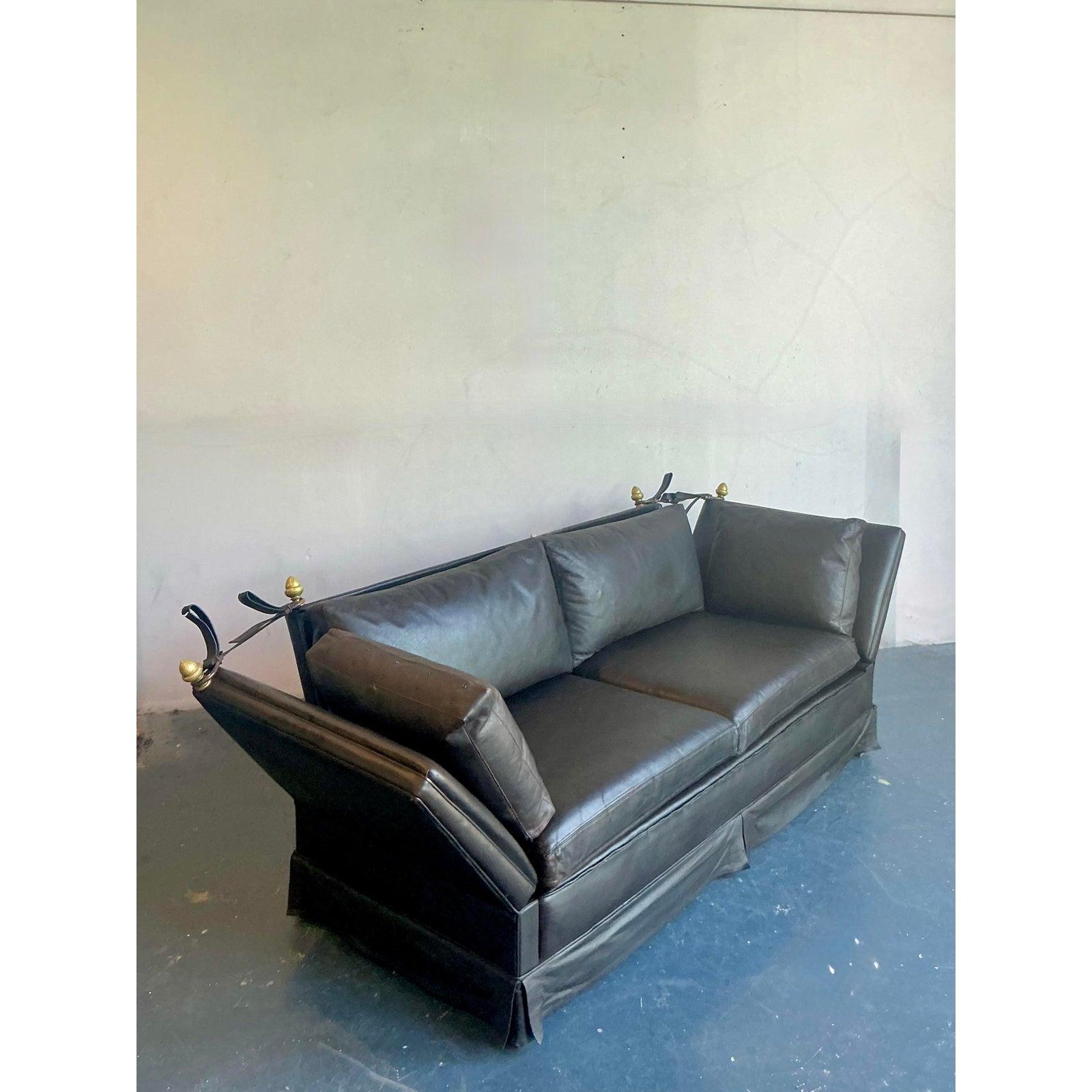 Laiton Canapé Vintage Regency en cuir Knole d'après Maison Jansen en vente